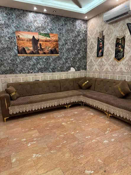 السلام عليكم بيت  ٧٥متر أماميه ٧.٥ ×١٠ بصف الركن قرب شارع ٢٠ في ام نجم  طابقين كامل حديث الارضيه طابقين مرمر  يتكون من استقبال ومطبخ  ٣غرف نوم و٣مجاميع صحيه  *********** سعر خاص
