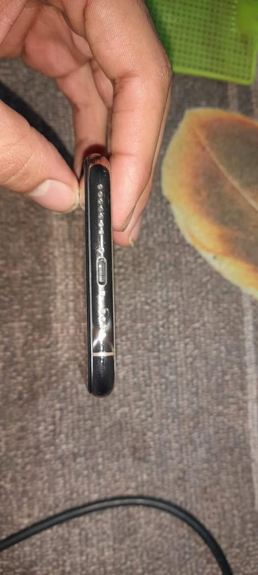 السلام عليكم ورحمة الله وبركاته
ايفون ١١ برو ماكس ذهبي 

بطارية ٩٢ معلاية 

شاشة مبدلة ٣ خيارات اصلية بيها تطبيع بسيط مثل ما بالصورة 

الجهاز نظيف 

سعر ٢٧٥ وبي مجال 

العنوان بغداد مدينة الصدر الجوادر قطاع ٣٧

للتواصل ***********
