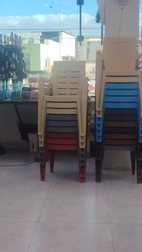 كراسي مستعمله الوحده ٣٠٠٠ دينار بيعه وحده ٢٠ قطعه الي ايريدهم يتصل ٠٧٧...