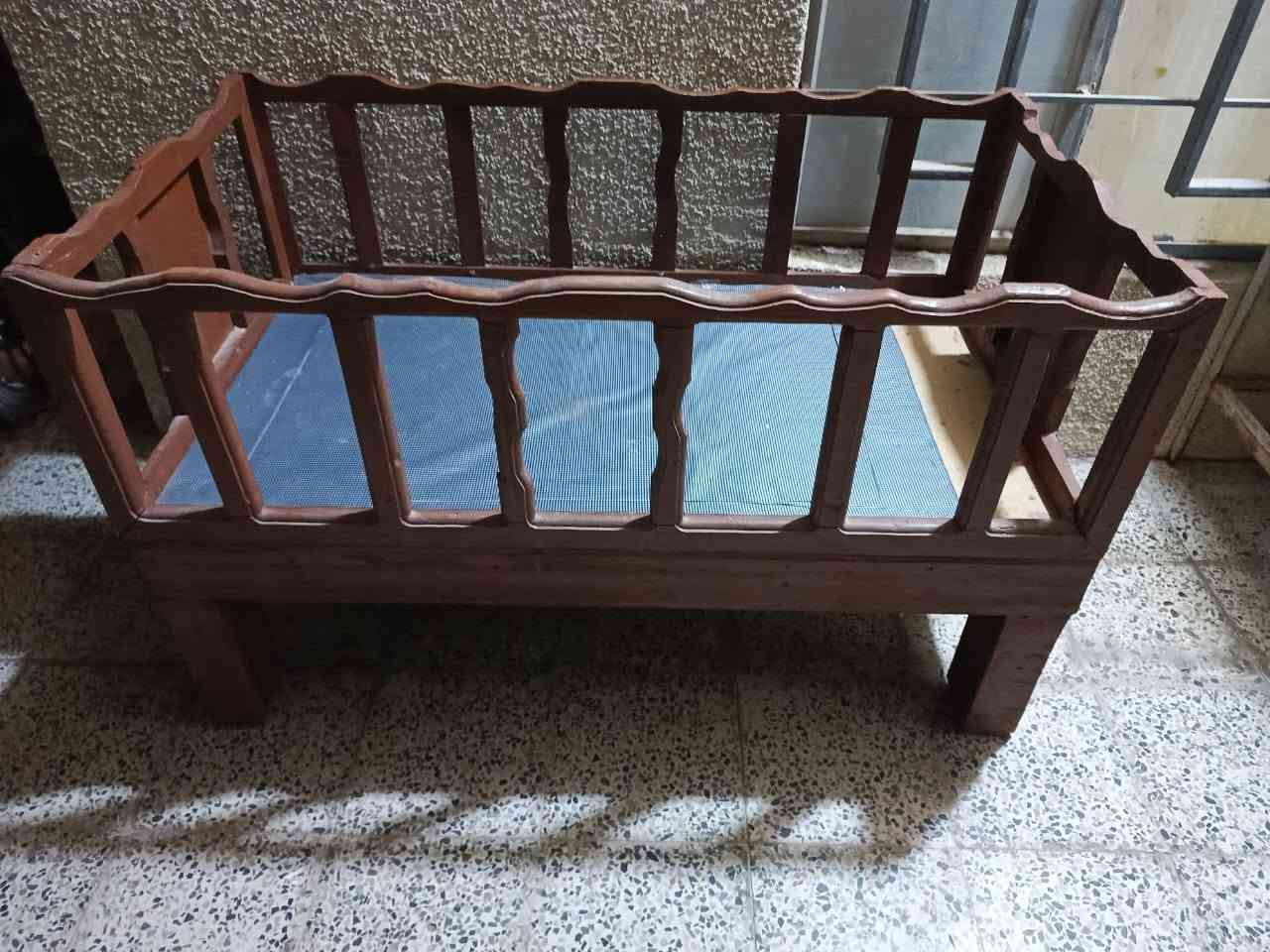 سرير طفل احطاطه مع الدوشك ايفيدإلى عمر عشر سنوات السعر 50 الف  المكان بهرز التواصل مع الرقم ***********
