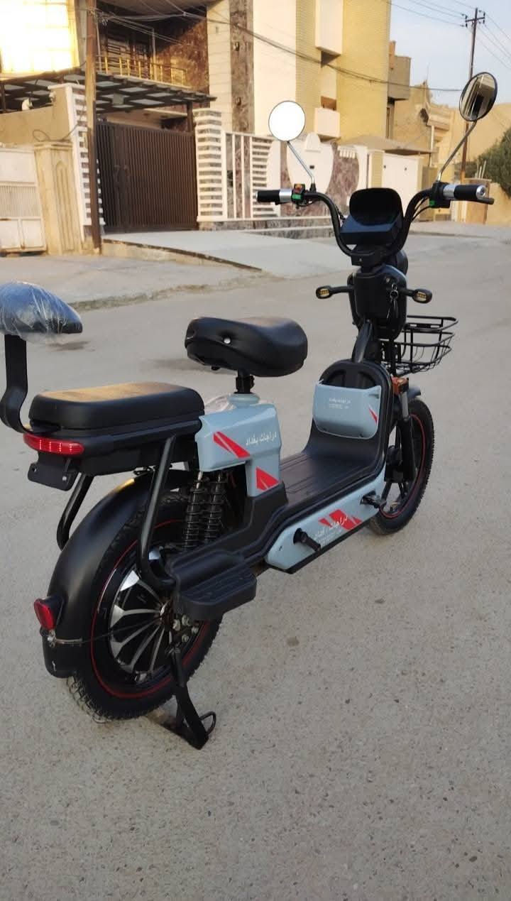 دراجه شحن نظيفه جدا مزوده ببطاريات ممتازه جدا قبل شهر شديتهن 5 عدد اشتريتهن 225000 الف جاهزه للبيع السعر 400  بغداد الامين لااستفار الاتصال على الرقم ***********
