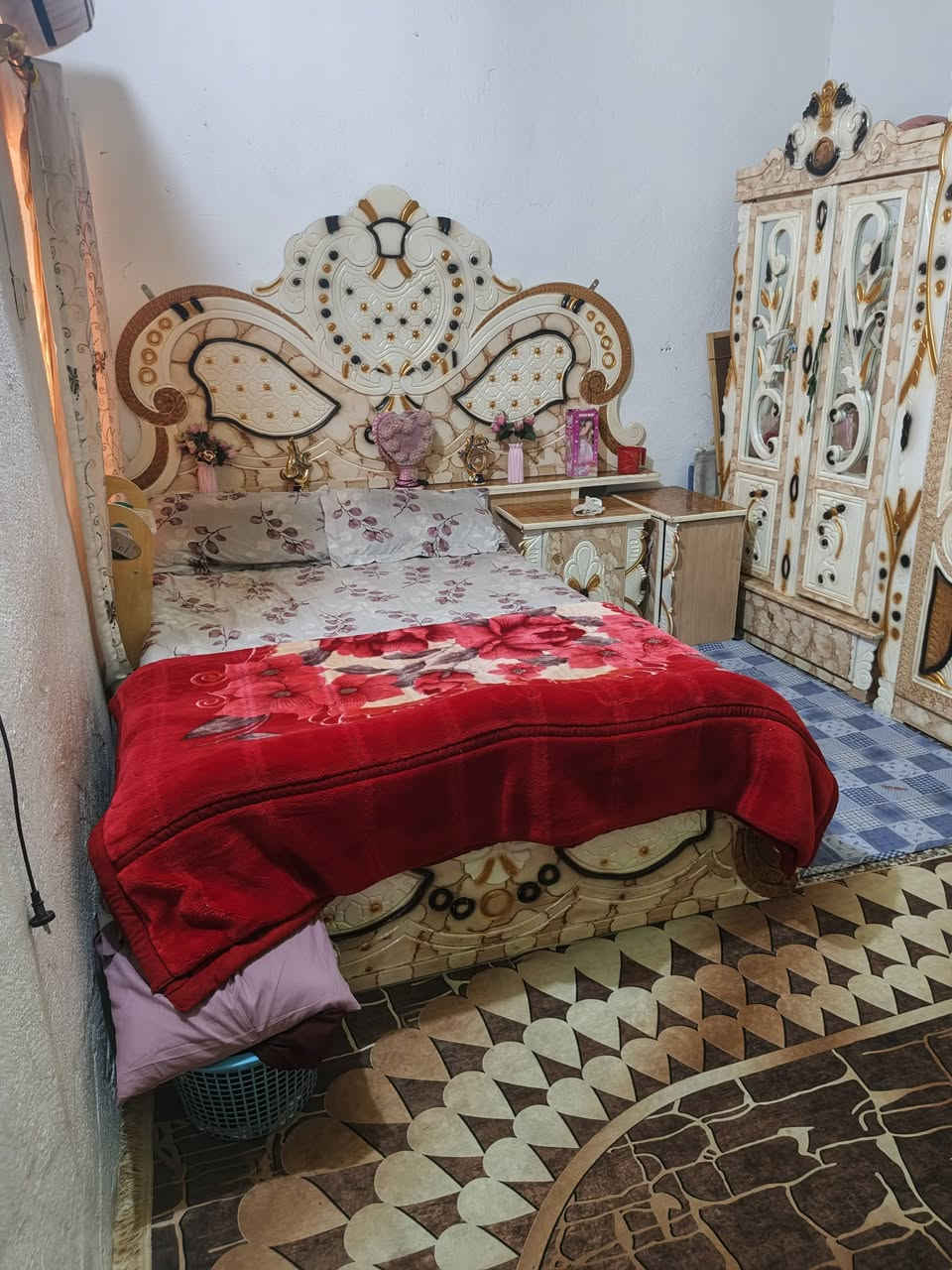 سلام عليكم غرفه اخشاب نجاره عراقيه طابقين نضيفه كلش وكامله سعر 800 وبيه مجال مكانه ناصريه اي استفسار خاص او واتساب متوفر ‏‪***********‬‏
