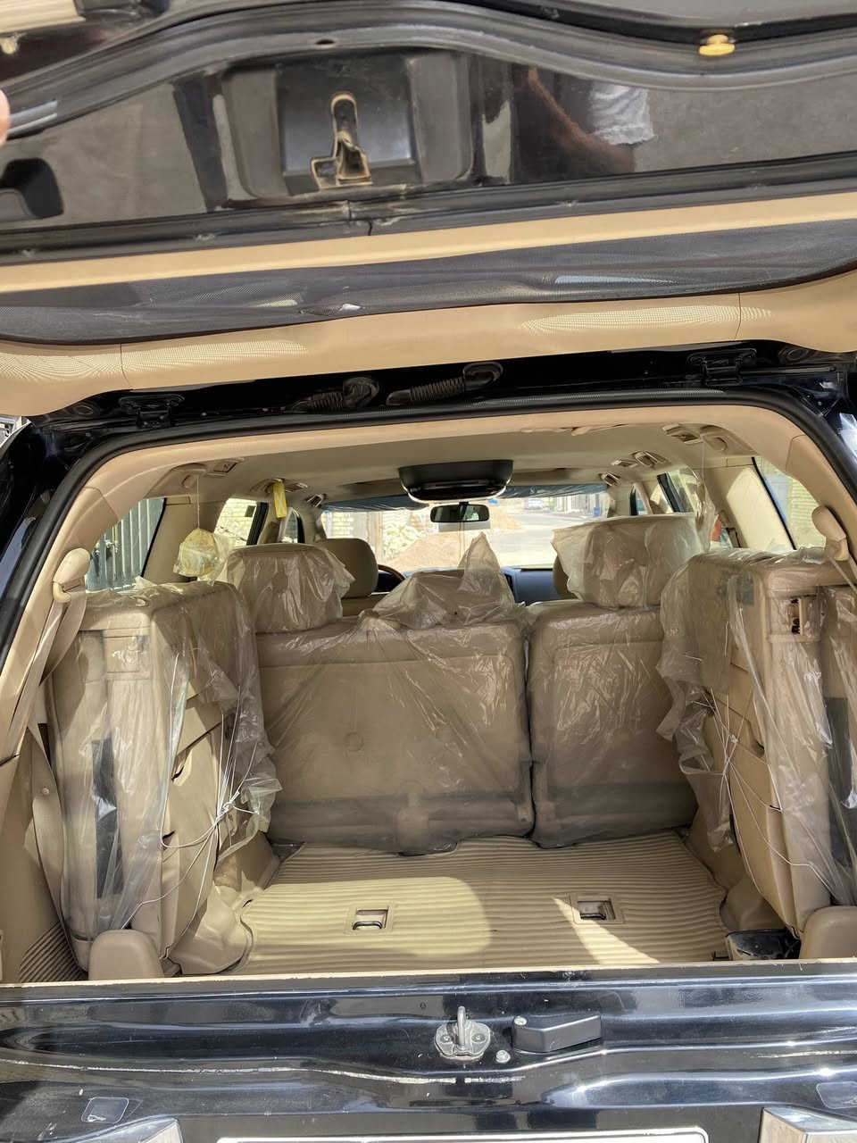 السلام عليكم ..... لاندكروز موديل 2012 للون اسود رقم اربيل .. محرك 6 اسلندر غير مفتوح والكير كذلك سيارة ماشية 175 جاهزة من كل شي مكفولة فقط بارد في الجاملغ الامامي قليل وشبر صبغ كارت تحت قبق البانزين سيارة 1/1 دفدي  طفاية تراي يخبل موديل 20 تبريد ثلج 
السعر 335 وبيها مجال للشراي مكاني بغداد 
هاتف/ ***********
