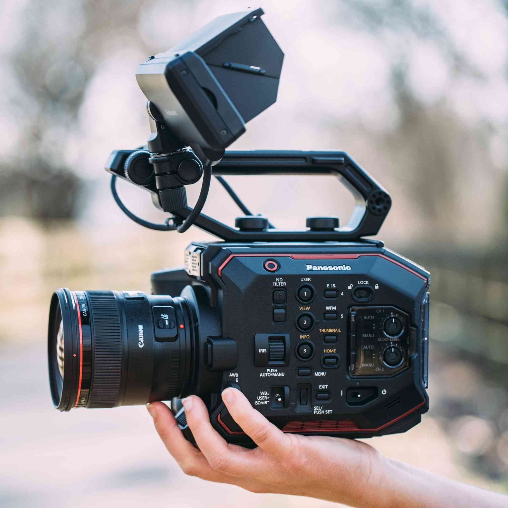 السلام عليكم 
كامرا باناسونك سينمائية (Panasonic EVA1 )
الكامرا عدادها صفر 🔥
وسعر الجديد مالتها كدامك وسعر المستخدم كذلك بيش تنباع 
اني ابيعها ب 2.250.000 د.ع (يعني مليونين) شرط اذا الكامرا مستخدمة او بيها مشكله تاخذها بلاش (السعر بي مجال اذا تاخذ اكثر من قطعة) 
📍 الكامرا وكالة مو باله او امازون ، تجي للشركة تفحص وتاخذ واشوفك اوراق الوكالة✅️📝
ملحقات الكامرا تجي (شاشة 4k , بطارية ، شاحنة ، شريط تعليق) يعني كل غراضها كاملة
اي استفسار ثاني تفضل خاص وتشلع عيوني مكاني بغداد 🙏
*********** موجود واتساب واتصال
