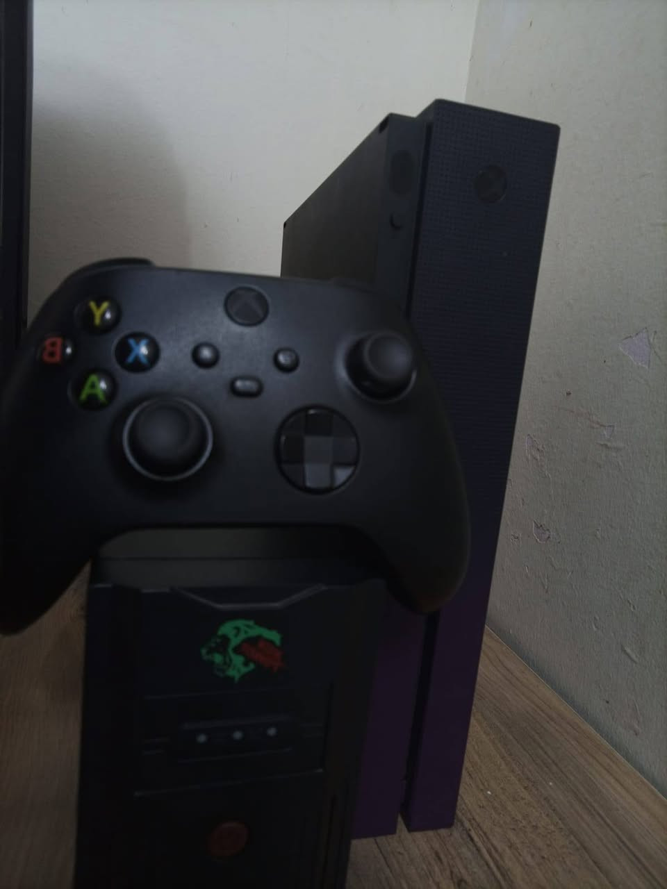 السلام عليكم.. للبيع جهاز إكس بوكس ون إس (Xbox One S) نظيف جداً وأخو الجديد، الجهاز مَامَفْتُوح ولا مصلح نهائياً (على وضع الوكالة وبحالة ممتازة).
اكس بوكس وان اس الجهاز يجي واياه باكيج كامل متكامل (فول إضافات) يعني تاخذه وتشغل وتلعب مباشرةً بدون ما تحتاج تشتري أي قطعة ثانية.
المواصفات والملحقات بالتفصيل:
المساحة: 1 Terabyte (1TB) سعة عملاقة تكفي لكل ألعابك.
النسخة: نسخة الباندل المميزة (Bundle Edition).
الملحقات: كامل غراضه وكابلاته.
منظومة الشحن: يجي وياه 5 بطاريات مخصصة للجوستك + قاعدة الشحن الأصلية مالتهم (حتى ما تشتري بطاريات عادية بعد).
جهاز UPS: يجي وياه جهاز يو بي إس لحماية الإكس بوكس من انقطاع الكهرباء المفاجئ والحفاظ على عمر الجهاز.
التفاصيل والاتصال:
المكان: [ الانبار الفلوجة قرب مستوصف الجولان  ]
السعر: [ 185,000 ] ( وبي مجال للجادّين )
 للتواصل والاستفسار: [ *********** ] واتساب فقط 
ملاحظة: الجهاز شغال وعينك ميزانك
السلام عليكم.. للبيع جهاز إكس بوكس ون إس (Xbox One S) نظيف جداً وأخو الجديد، الجهاز مَامَفْتُوح ولا مصلح نهائياً (على وضع الوكالة وبحالة ممتازة).

