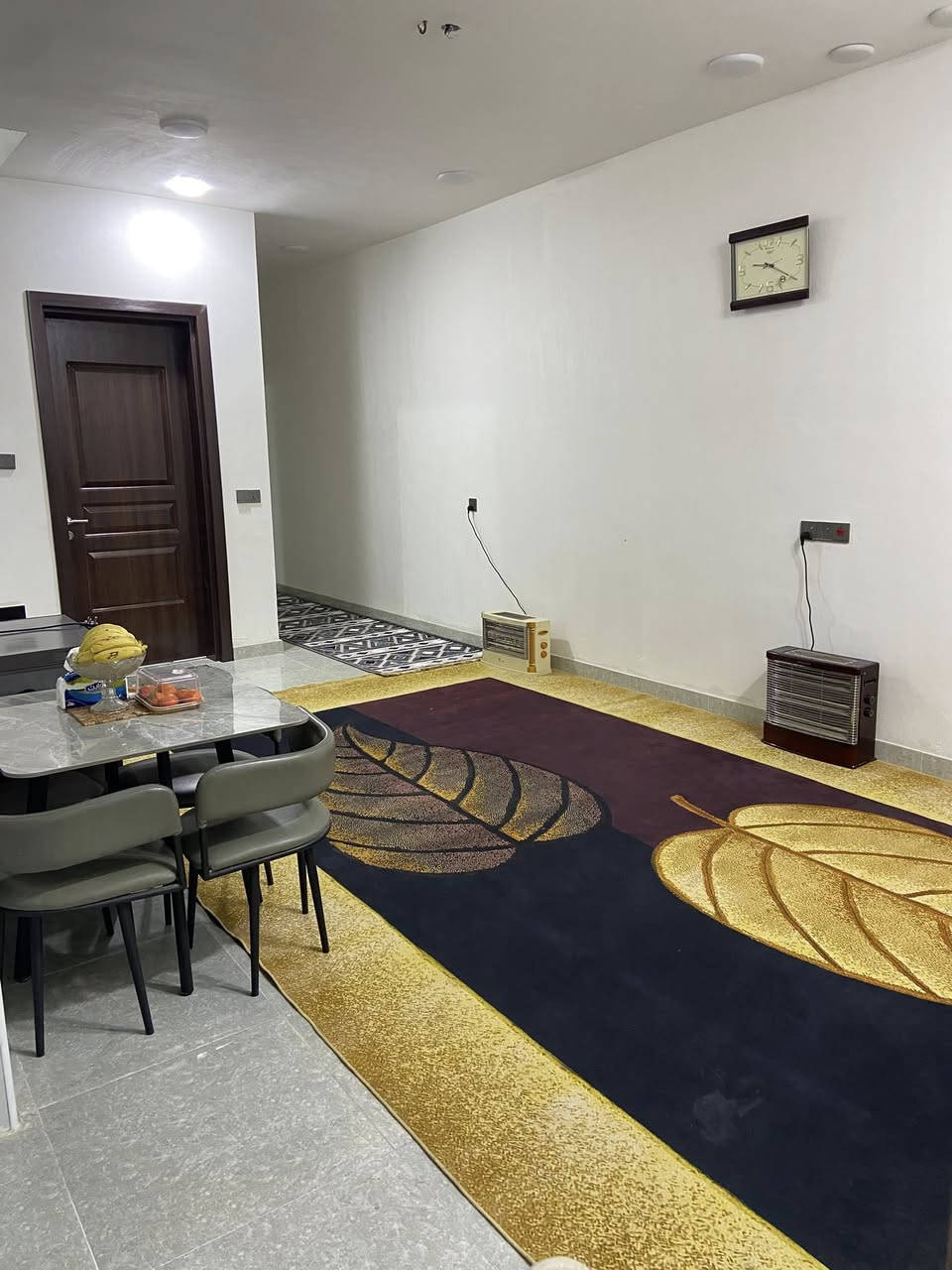 مرحبا 
بيت للبيع بشارع ١٣قريب ع الغزاليه 
مساحة ١٨٦
طابق واحد بناء جديد 
للاستفسار ***********
بي غرفتين جوه كبار 
وحديقه داخليه 
وحمام داخل غرفه 
وحولي 
صاله 
مطبخ
وترك 
وحوش كبير وحديقه
