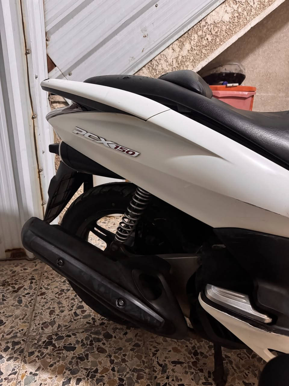 سلام عليكم PCX جيل اول ياباني ☑️
كفاله عامه كفر ومكينه بلادي  
ماشيه 20 الف ☑️ 
مكينه 150 ☑️ 
جهاز انذار سرقه ☑️ 
حساس ستان ☑️ 
حساس ازدحام ☑️ 
وابيعلك من باب البيت الدراجه احله من الصور  السعر 11وبيه مجال مكاني الامين الثانيه رقمي***********
