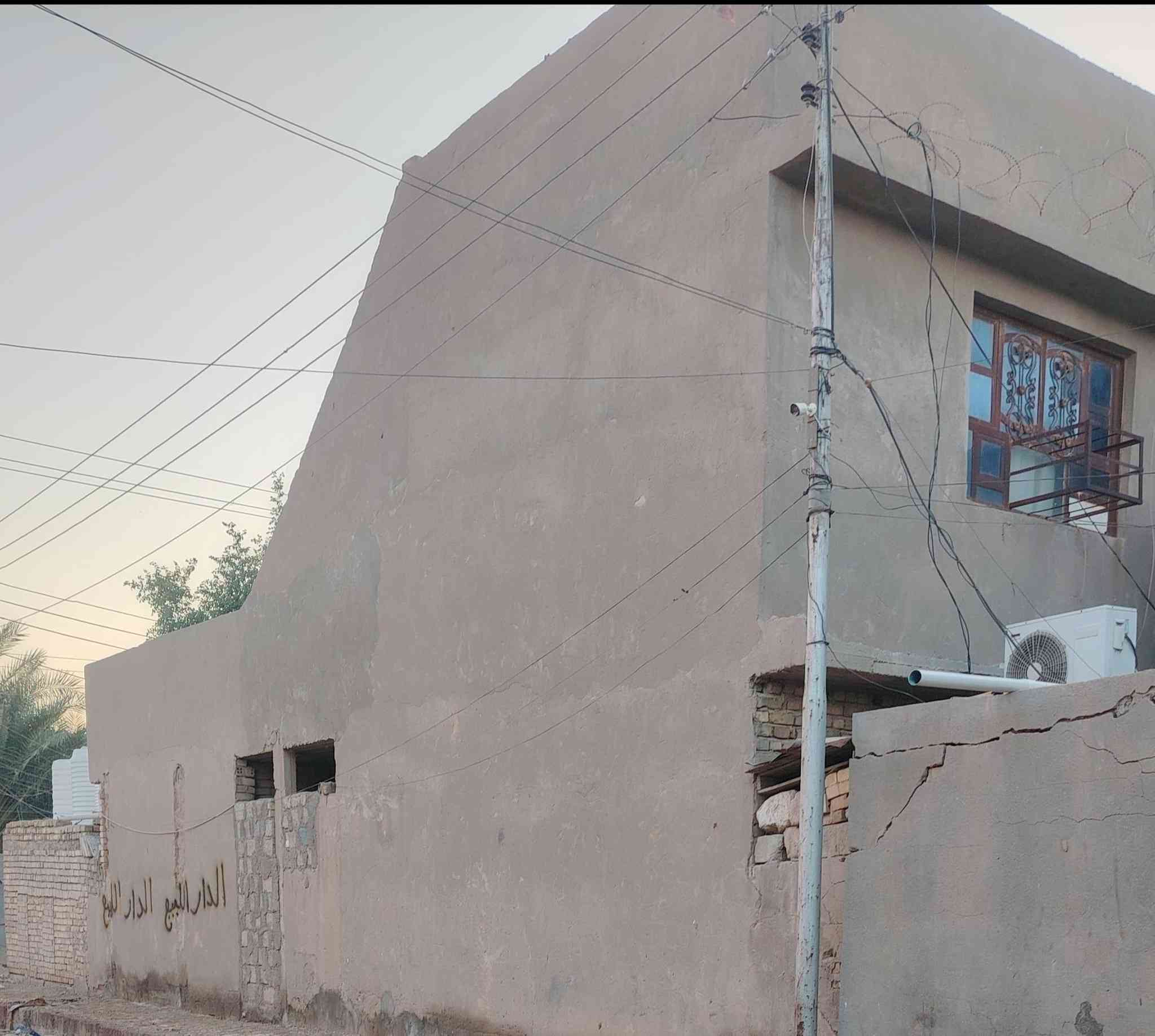 الدار للبيع مساحة 200متر بشارع الشمري قاط ونص ركن علئ شارعين لبيت علئ شارع تبليط يحتوي علئ غرفتين وصالة واستقبال ومطبخ وحديقة وكراج سياره القاط الثاني غرفتين البيت كلة كاشي
ثالث خط عن شارع العام قريب علئ سوق الشمري قريب علية مدرسة ها.. ***********
