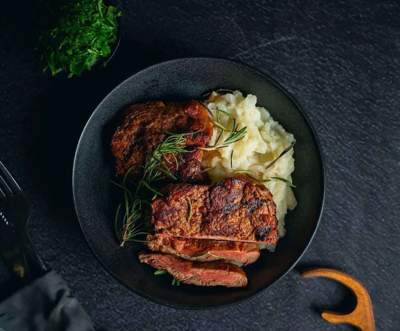 السلام عليكم
شيف غربي متفرغ للعمل مساعد قوي او شيف

اختصاص 

أطباق بنواعه غربيه

اسناكات بنواعه 

الكنتاكي و المقرمشات 

البركر  بنواعه ع والطريقه  الأمريكيه الفحم 

المقبلات الباردة  بنواعه 

المقبلات

اجنحة

البيتزا بنواعه و الصاج الإيطالي 

الصلصات بنواعه أكثر من 12 نوع صلصه 

التتبيلات و البهارات كله اخبطه بيدي شي مميز و الصلصات شغلي ايدي 

اشراف عام ع المطبخ و الاداره المطبخ من ا إلى ي 

التواصل ع  ***********
