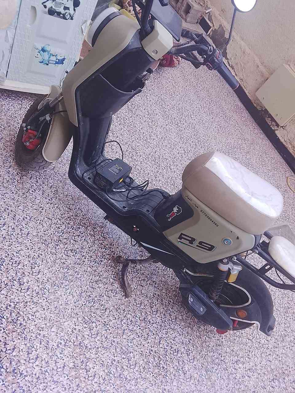 سلام عليكم دراجه شحن R9 جديد مابيه اي نقص سعر 400 بيه مجال رقم الهاتف ***********
