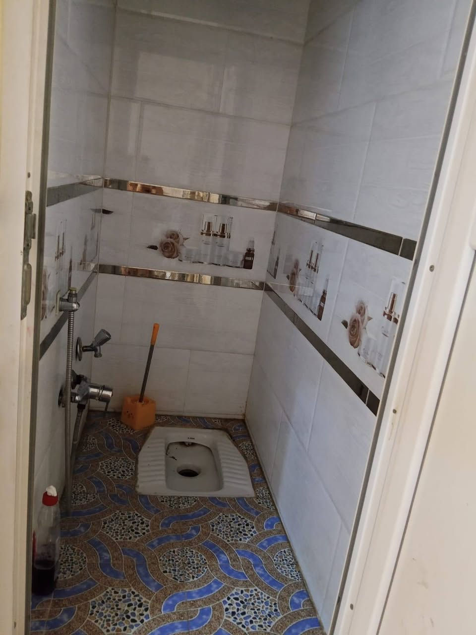 بيت للايجار مساحه 50متر ركن طابقين مقابيله ساحه شارعه 15 في حي الجامعه ***********
