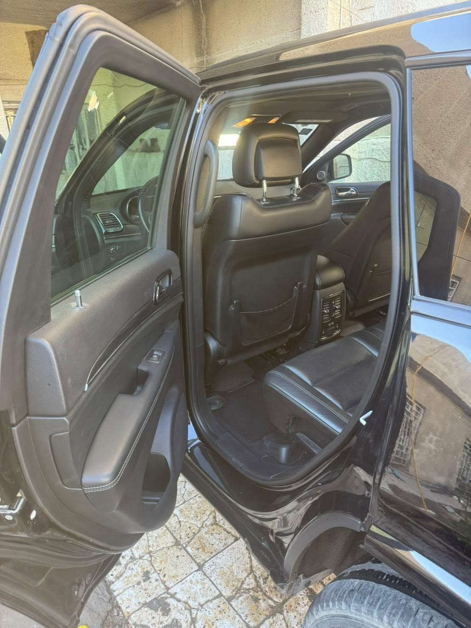 🚙 للبيع — جيب غراند شيروكي
✅ مميزات Jeep Grand Cherokee 2021
 • محرك V6 3.6 
 • أوتوماتيك 8 سرعات
 • دفع رباعي 4WD
 • لون أسود 
 • فتحة سقف بانورامية
💺 الداخل
 • مقاعد جلد أسود
 • مقاعد أمامية مدفأة ومبردة
 • عجلة قيادة جلد متعددة الوظائف
 • تكييف أوتوماتيك ثلاثي 
📱 التقنية
 • شاشة لمس Uconnect 8.4 بوصة
 • نظام ملاحة GPS
 • Bluetooth و Apple CarPlay
 • كاميرا خلفية 360°
 • حساسات أمامية وخلفية
 • نظام ABS
 • نظام الثبات الإلكتروني ESC
 • تحذير الاصطدام الأمامي
🚨 الحساسات والرادار
 • ✅ حساسات أمامية وخلفية للركن
 • ✅ رادار أمامي للاصطدام
 • ✅ حساسات المرايا الجانبية للنقطة العمياء
 • ✅ تحذير عند تغيير المسار
 • ✅ كاميرا خلفية مع خطوط إرشادية
 • ✅ تنبيه حركة العبور الخلفي

السيارة مرقمة 

التوصيل : ***********

ملاحظة : السعر 240 وبيه مجال قليل
