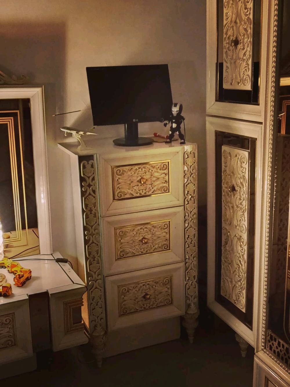 غرفه اخشاب ب900 وبيه مجال
***********