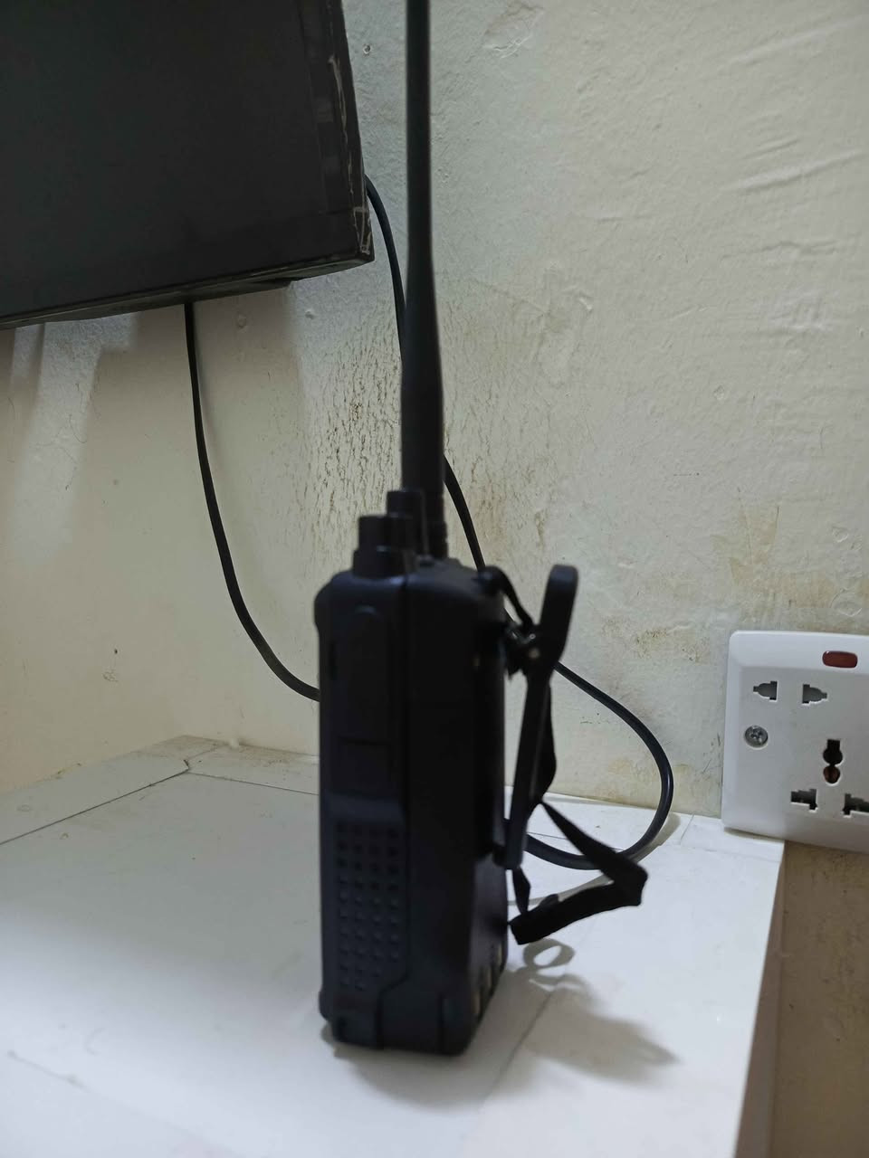 للبيع جهاز لاسلكي Motorola احترافي
الشركة المصنعة: Motorola
المواصفات:
يدعم نطاقي VHF / UHF.
شاشة ملونة عالية الوضوح.
هوائي خارجي يمنح استقبالًا وإرسالًا قويًا.
بطارية قابلة لإعادة الشحن. عن طريق تايبسي وشاحنه كهربائيه مالته الاصليه 
جودة صوت نقية وواضحة.
هيكل متين مناسب للاستخدام اليومي
لوحة أرقام كاملة لسهولة البرمجة.
مناسب للمواكب، الهيئات، الحمايات، الشركات، والفرق الميدانية.
المدى التقريبي:
داخل المدن: 3 إلى 5 كم.
في المناطق المفتوحة: 5 إلى 10 كم (وقد يزيد حسب طبيعة الأرض وارتفاع الهوائي) سعره 75النجف الاشرف لتواصل *********** النجف, العراق
