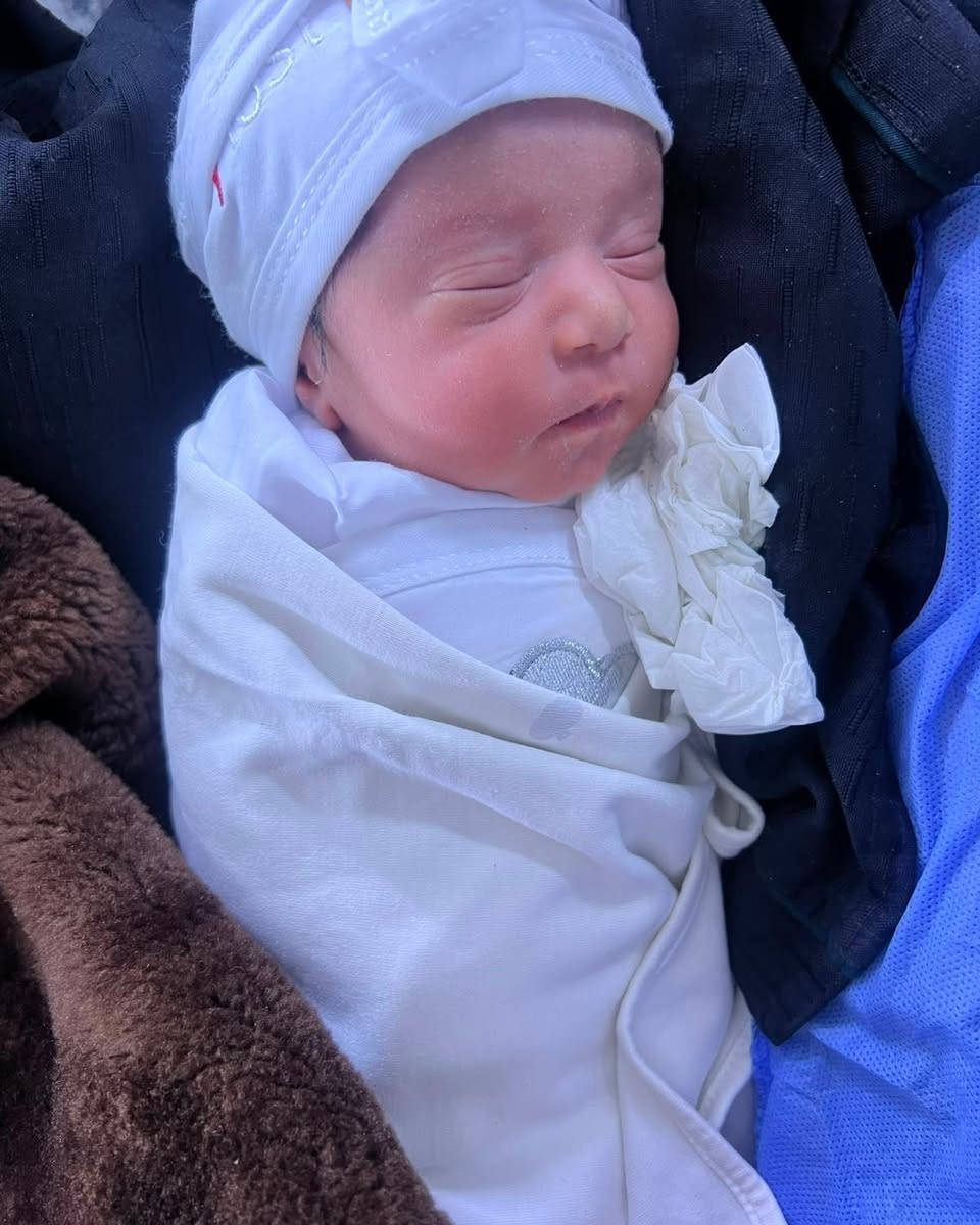 كل طفل تشوفي... كان يوم من الأيام حلم. ❤️
أكو عوائل انتظرت سنوات... وأكو ناس كانت تعتقد إن فرصتها بالحمل ضعيفة أو مستحيلة.
لكن الفرق بين الانتظار والأمل... هو اتخاذ خطوة.
إذا صار فترة تحاولين الحمل بدون نتيجة... أو عندج إجهاضات متكررة... أو فشل بمحاولات سابقة...
لا تخلي الوقت يمر بدون معرفة السبب الحقيقي.
كلما كان التشخيص أبكر، كانت فرص العلاج أفضل بإذن الله.
📩 راسلينا واحجزي استشارتج حتى نقيّم الحالة ونحدد الخطوة المناسبة إلج.
لا تؤجلي حلم الأمومة أكثر. 🌷


**إذا كنت صاحب هذا الإعلان وتريد حذفه لأي سبب، رجاءا أرسل رسالة إلى الدعم الفني**