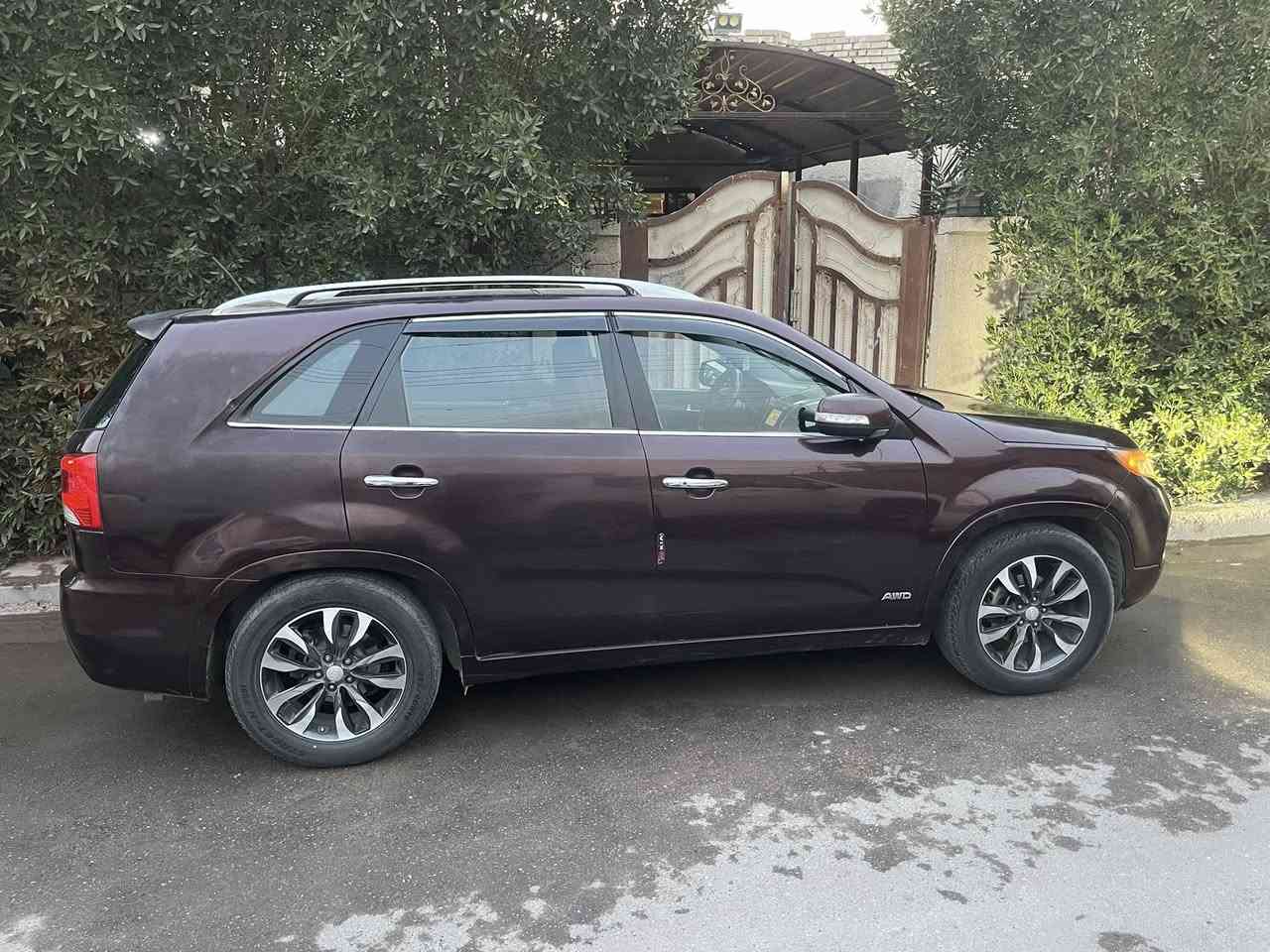 السلام عليكم 
كيا سورنتو 2012 وارد امريكي SX فول 1/1
محرك 6 سلندر 3500 دوش
7 راكب  3قطع تبريد 
رقم بغداد الماني باسمي 
حادثها جاملغ امامي جهة السائق وبنيد 
شواصيها مكفولة ضربتها مو قوية
(بيها صبغ 5 قطع السيارة بلا ضربة اثر جراد وبيها جراد بلجاملغ الخلفي جهة الراكب نفسه المصبوغ جارد )
المواصفات:-
بصمة تشغيل +ابواب + صندوق
بانوراما بردات 2 
شاشة بلادية وسستم صوت انفنتي 
نظام نزول منحدرات 
كشنات جلد + كهرباء + تدفئة وتبريد كشن السايق+ وضعيات خزن كشن السائق ميموري
تدفئة ستيرن 
اضائة ارضيات بلادي الوان من الشركة 
مري شفط كهرباء 
بكلايت led بلادي لايت ناصي +عالي+ بلوجكتر led 
هوگ خلفي حديد جوة الدعامية 
وبيها هواي مواصفات بعد 

السعر 135 ورقة وبيها مجال بسيط 
مكاني بغداد البلديات 
للاتصال ***********
