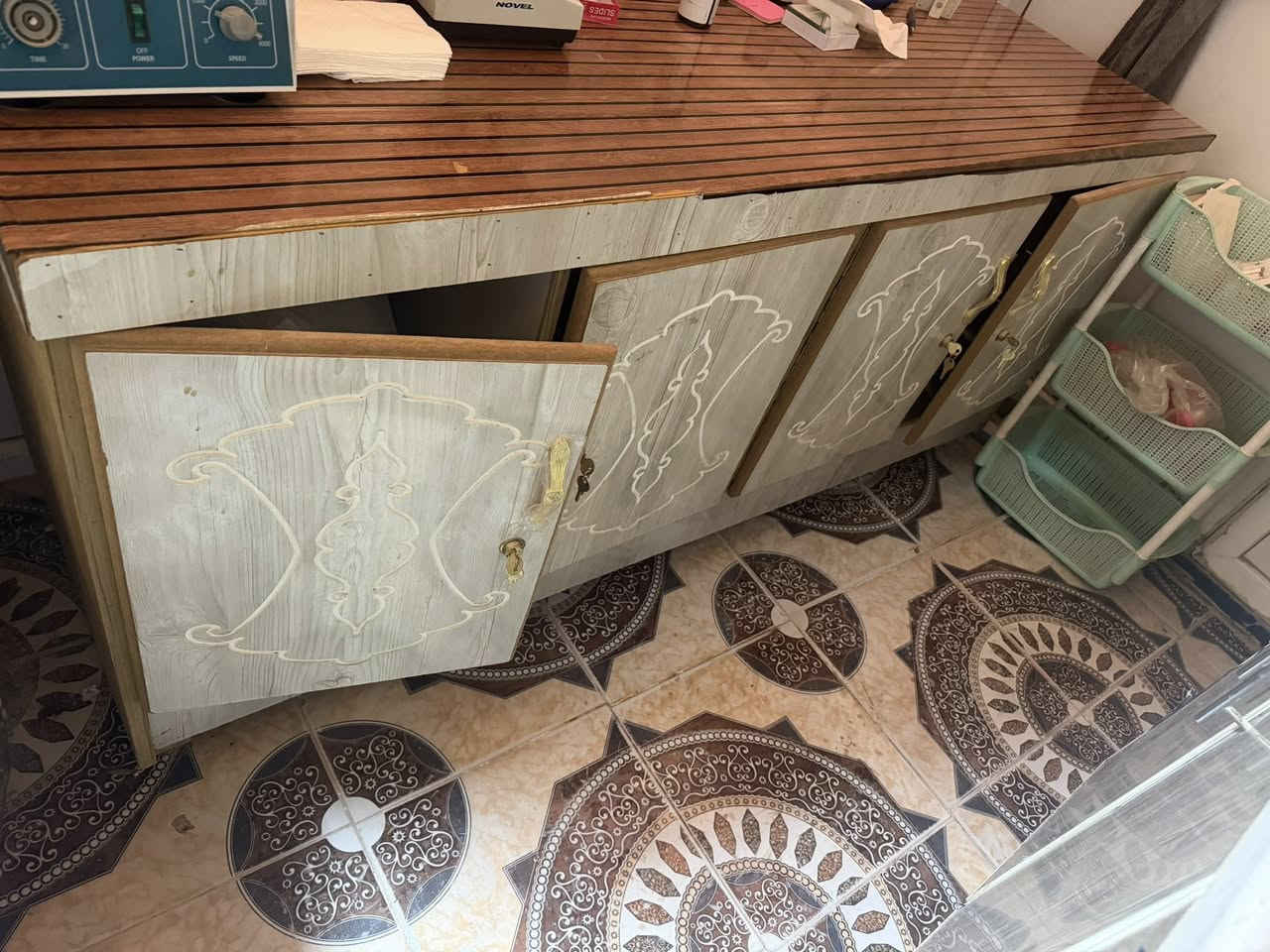 السلام عليكم للبيع مكان شارع البلاج
المقاعد الثلاثي ٦٠ 
بوفيه ٤طلاكه ٨٠
كوميدي طلاكتين ٤٥
طابعه شغاله فول وايفه ٨٠
***********
