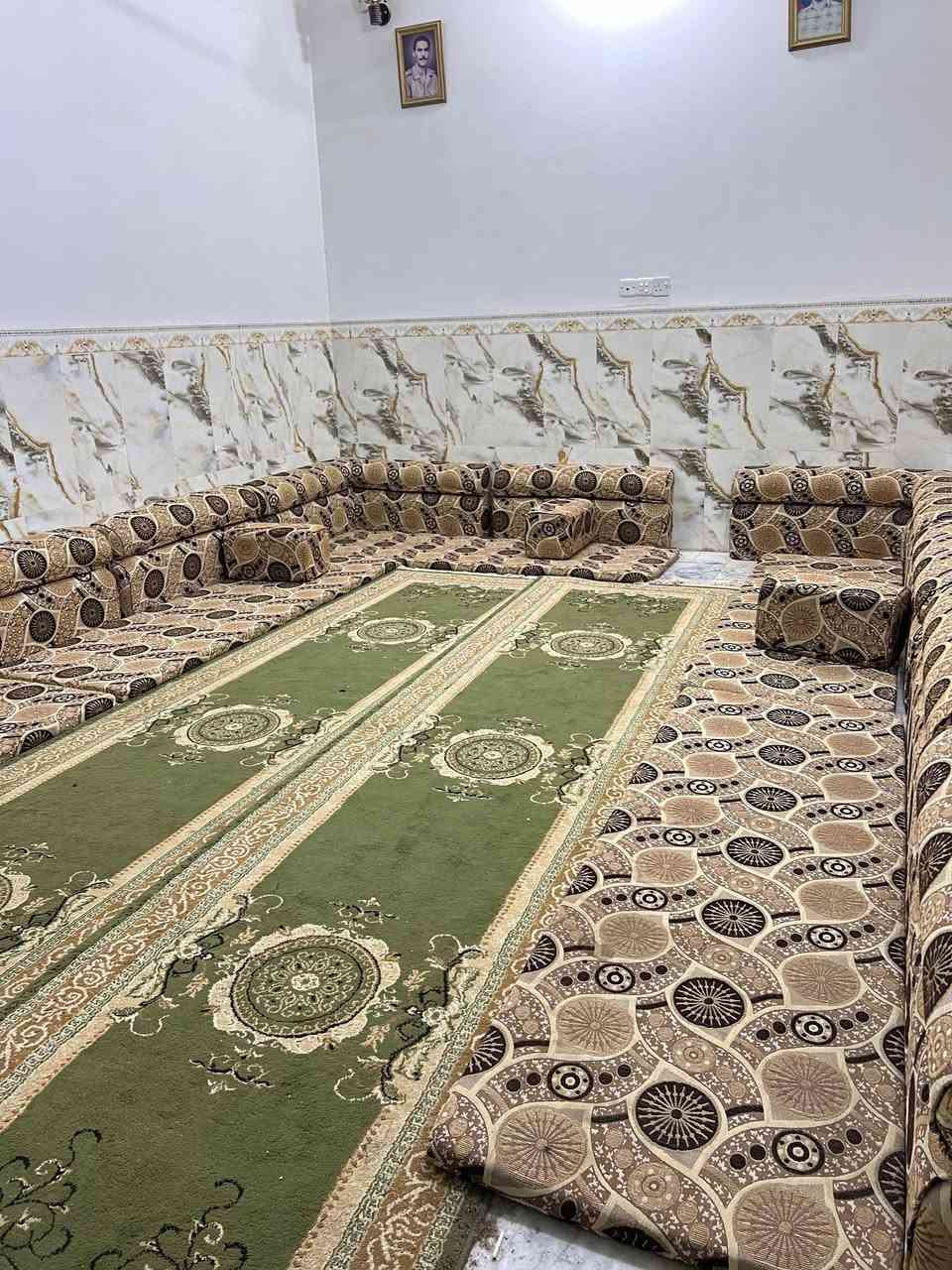 ديوان نضيف جدا
6 قطع دواشك 
3 زوايه 
4 قطع فواصل 
السعر خاص ***********
