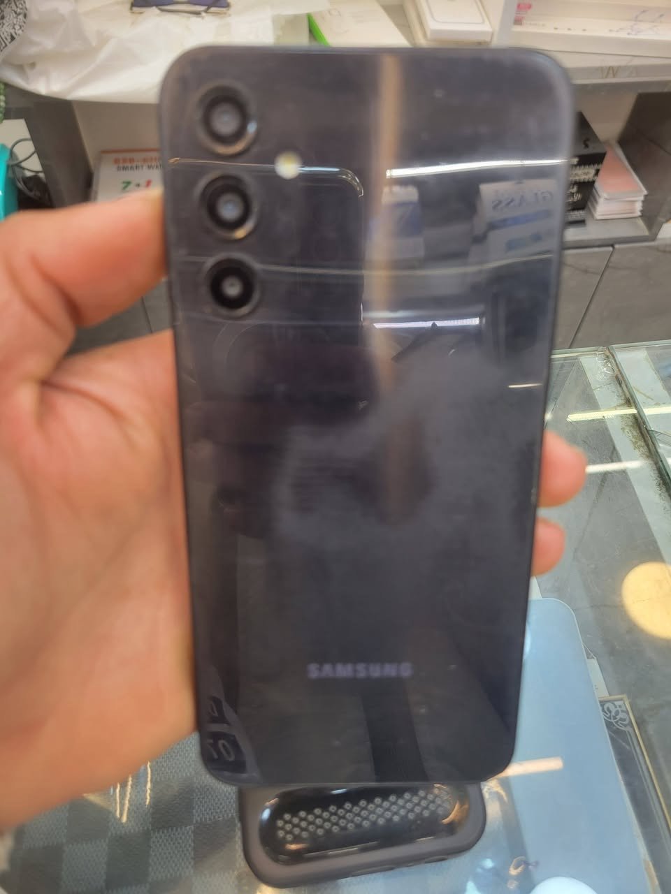 سلام عليكم كلكسي a24ذاكرة 128 بطاريه 5000جهاز نظيف وبلادي سعر قفل 125مكان بغداد بلديات ***********
