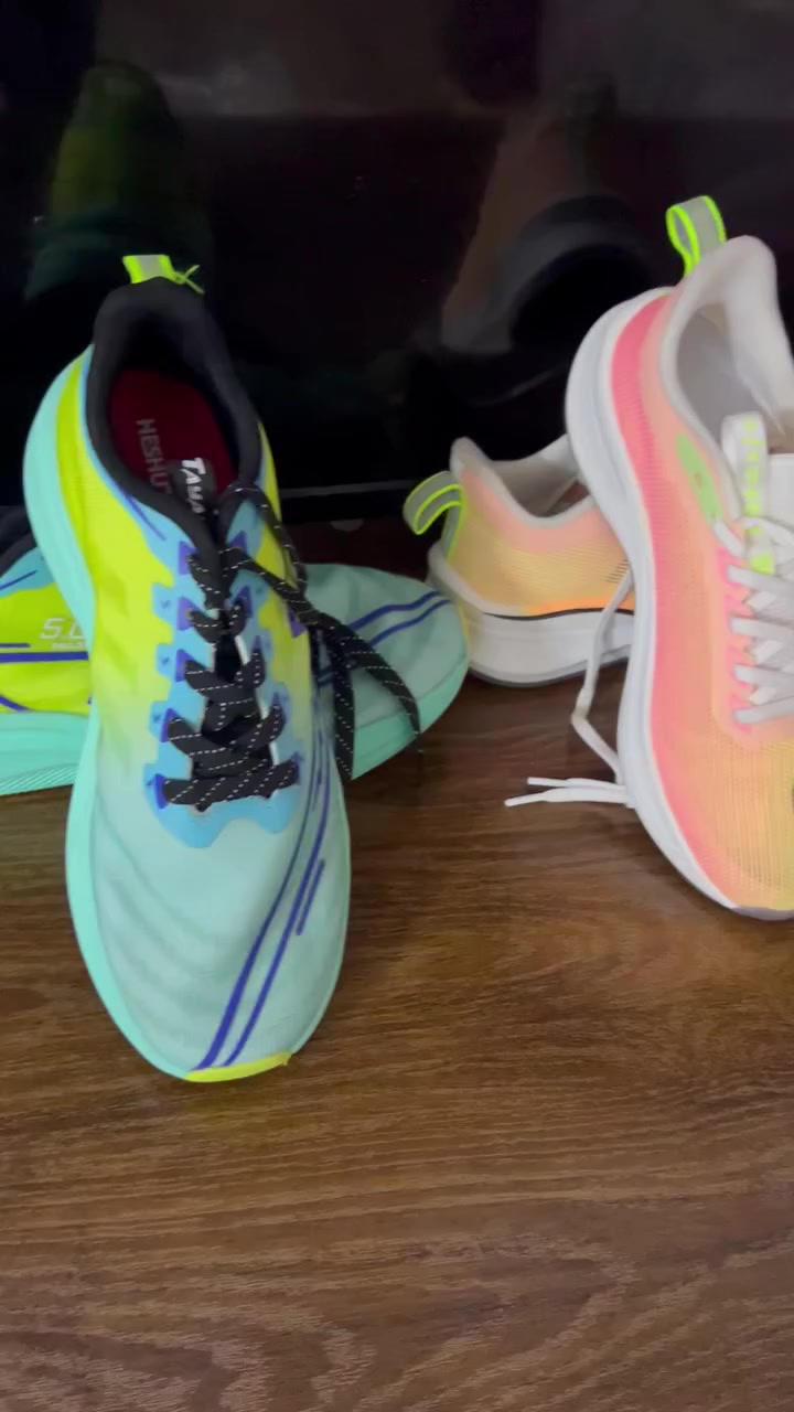 سلام عليكم
شلعه مال أحذية أبيعهن شلع قياسات متنوعه 40 -41-42-43-44
سعر القطعة 5 الف 
مكاني شهداء البياع 
***********
