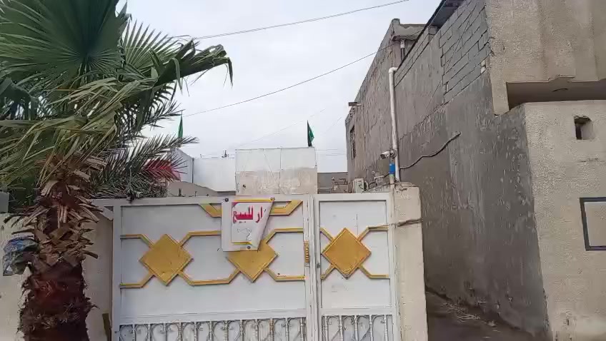 السلام عليكم يوجد لدينا بيت مساحة 200 للبيع
ومكان البيت على الشارع العام ترتيب الشارع مع حدائق مقابيل البيت للاستفسار تصال علئ هاذ الرقم ***********
