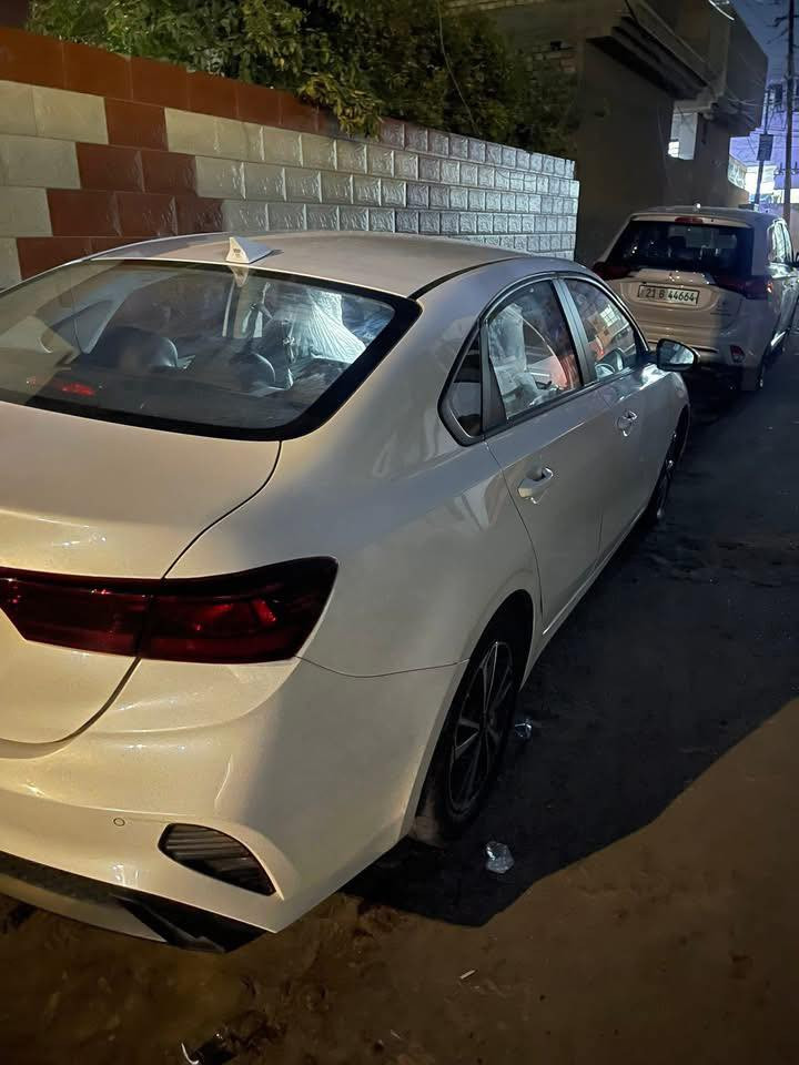 سلام عليكم كيا كي 3 موديل 23 سياره نضيفه مواصفات معروفه بصمه السياره  رقم بغداد باسمي 
بيها صبغ كلير من الخارج وبيها ملاحضات مذكوره بل سونار 
مكاني بغداد مدينه الصدر 
***********
