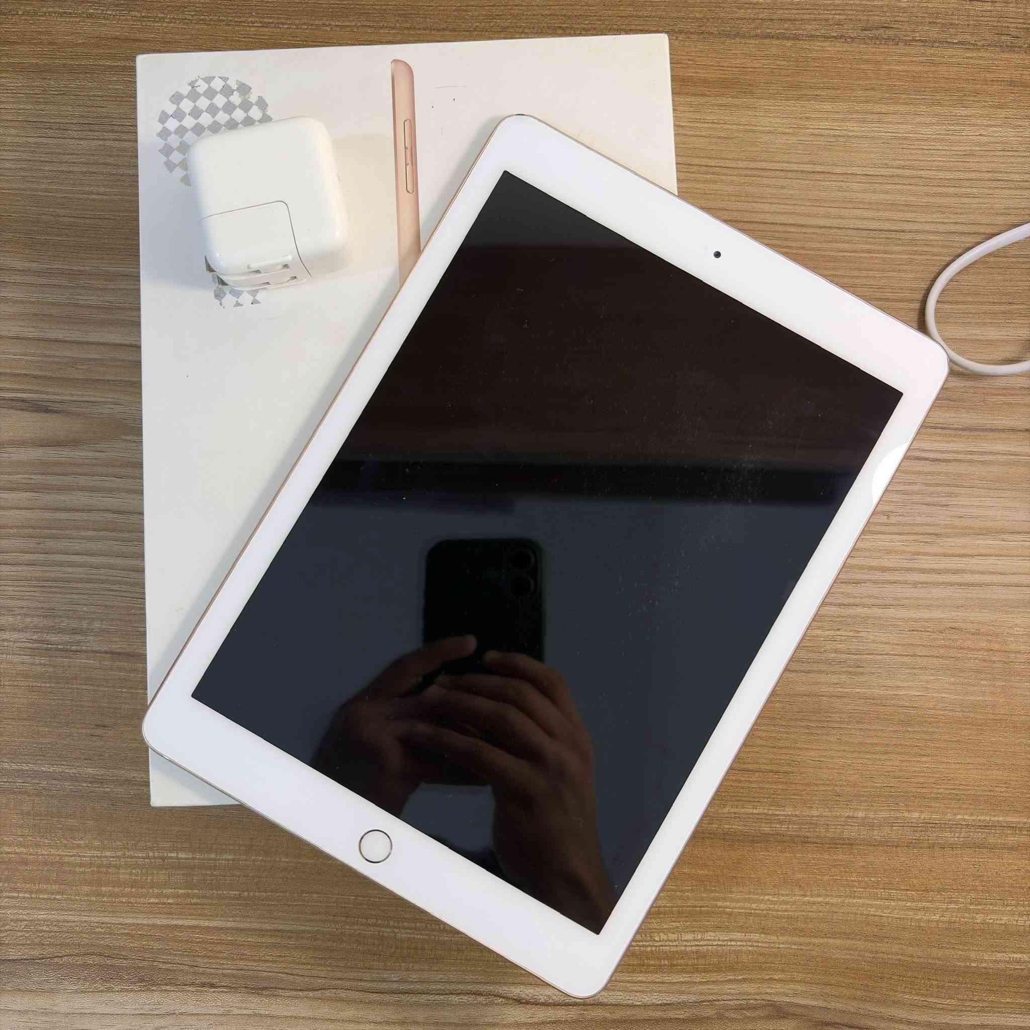 السلام عليكم
عندي ايباد 6 - iPad 6 مستعمل للبيع
اللون ذهبي
الذاكرة 128GB
الجهاز نظيف والاضرار مثل ما موضح بالصور. خدوش بسيطة وضرر خفيف بالشاشة (غير واضح اثناء الاستخدام نهائيا، تكدر تلاحظه فقط اذا كانت الشاشة سوداء).
ملحقاته موجودة. العرض يشمل:
- ايباد 6
- شاحن الجهاز الاصلي (بدون كيبل)
- علبة الجهاز
ملاحظة: الجهاز ما مفتوح ولا مصلح نهائيا.
العنوان: البصرة
السعر: 175 الف
للتواصل: خاص او واتس اب ***********
