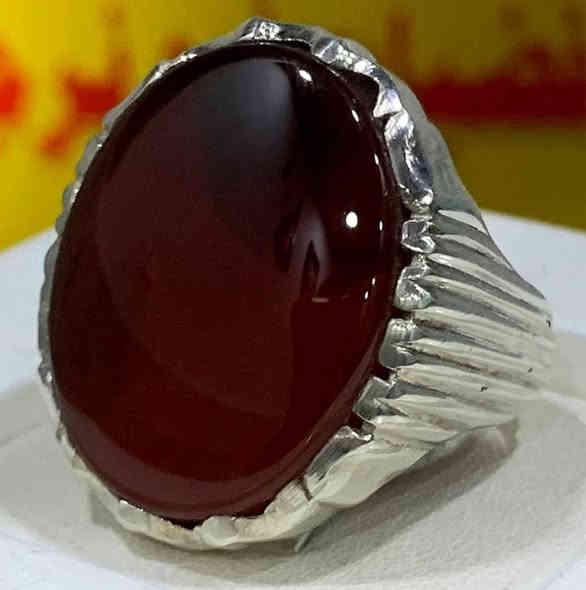 تحفة نادره من العقيق اليماني الطبيعي الأحمر المزعفر بصياغة البحرين الثقيله حجم الحجر ٣ سانتيم الاربع مقاس الخاتم ٢٤ يوجد توصيل لجميع محافظات العراق ***********استفسار أو اتصال واتساب
