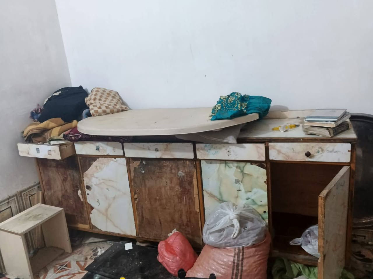 كاونتر المنضدي والملحق مااته ثنينهن
خشبهن صاج عاكس يعني خشب درجة اولة ميبيد مثلما مبينة صورته من الداخلة
بس الغلاف مالته تعبان MDF يحتاج صقل وصباغة

سعره هو والملحق ب250 وبي مجال للشراي


**إذا كنت صاحب هذا الإعلان وتريد حذفه لأي سبب، رجاءا أرسل رسالة إلى الدعم الفني**