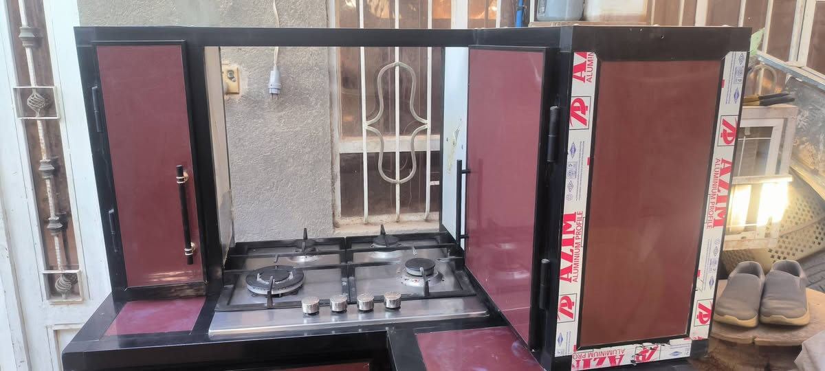 كاونتر مع طباخ نضيف استعمال قليل طوله 1.5 يعني متر ونص سعره 200وبي مجال
اي استفسار اتصل وبي واتساب***********
