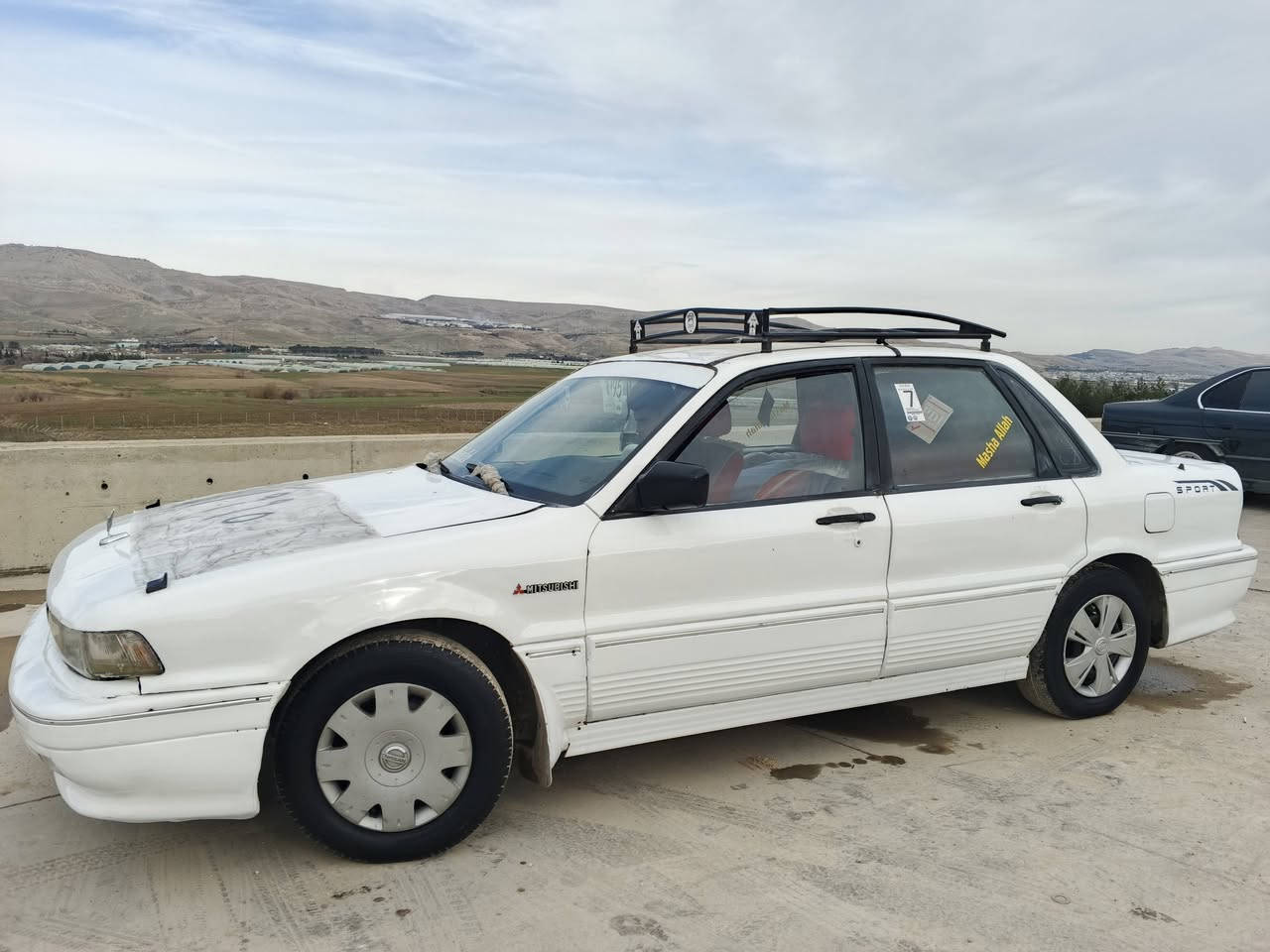 گڵاند مەکینە 63

مۆدێل 1995

لێدراوی هیچ نیە
 
گێڕو مەکینەی بە شەرت

کارەبای و فلچە و تەبریدی گەرم بەشەرت

سەنەویەیە وەکالەی عامی بۆ کراوە

سەیارەکە زۆر پاک و بێ کێشەیە 

بۆ پەیوندی کردن 

***********
