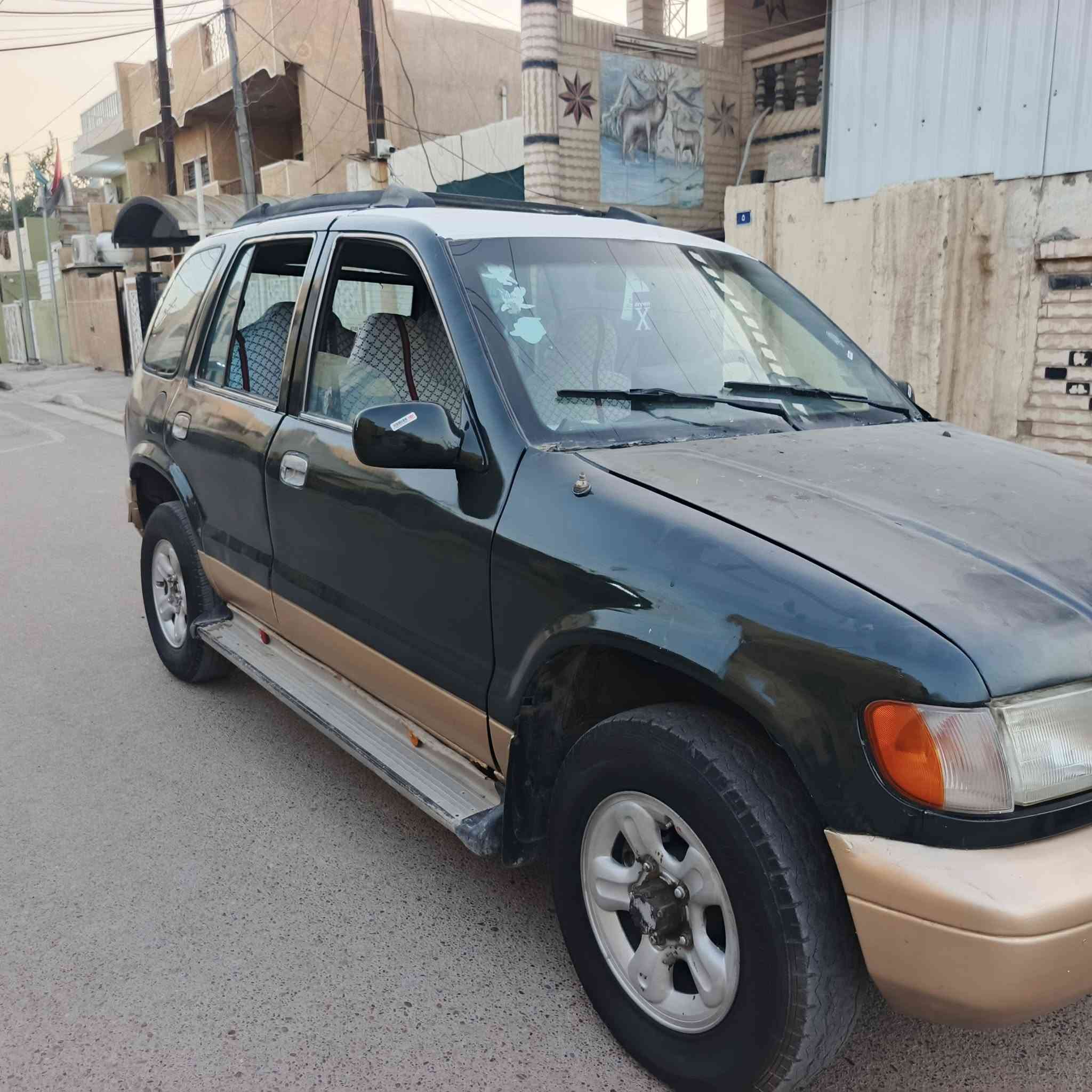 السلام عليكم سبورتج موديل 1994 كير مكينة صدر امامي خلفي اكسل فور ويل شغال ب 32 وبيها مجال بغداد 
***********
