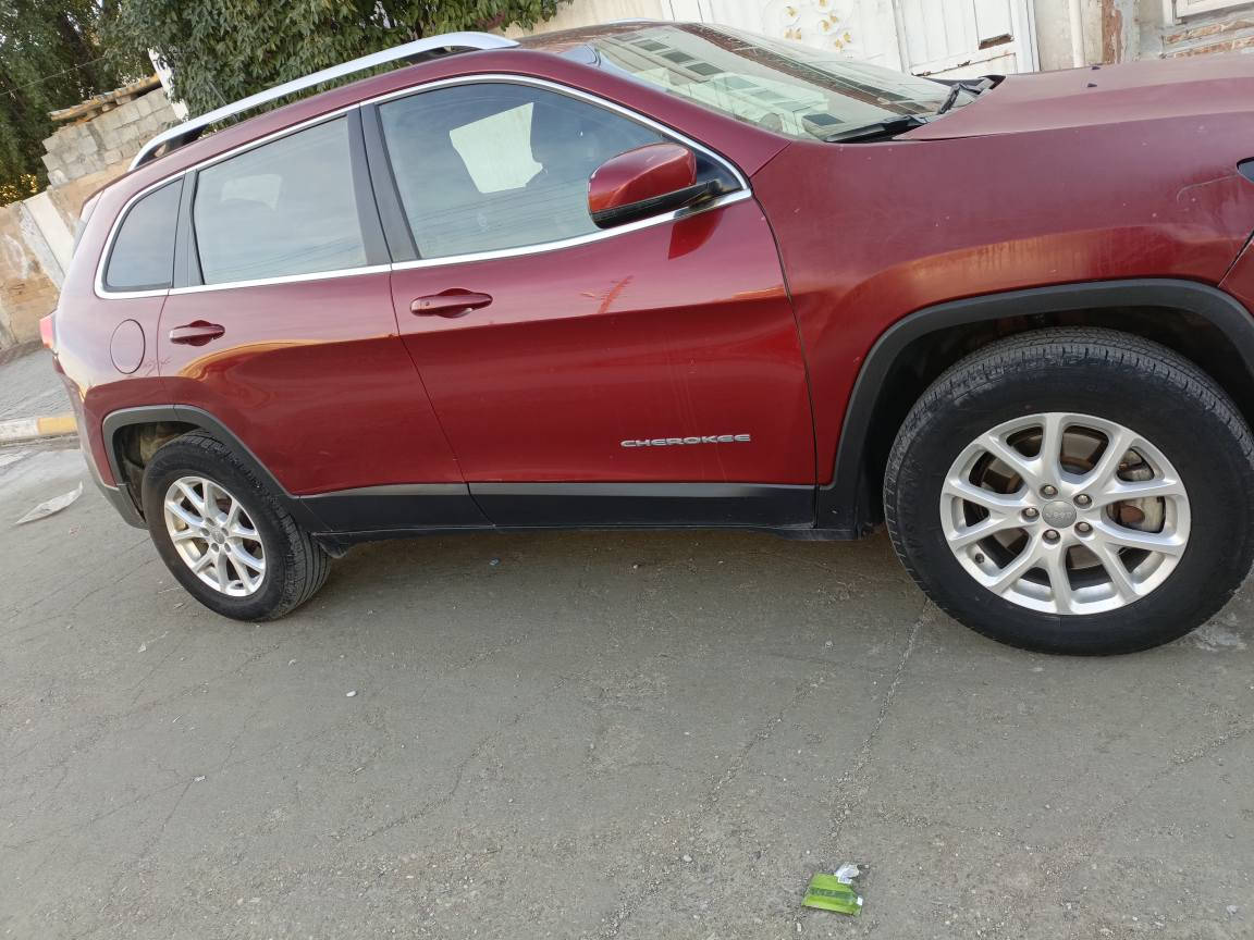 سلام عليكم ورحمة الله 
جيب شيروكي ٢٠١٧ بزون ستة سلندر 
ضرر ٣ قطع أمامي بدون دواخل بدون شاصي  وبدون ايرباك
سيارة يحتاجلها صدر ابيع على وضعها 
سعر ١١٥ وبيها مجال بسيط
*********** كركوك, العراق
