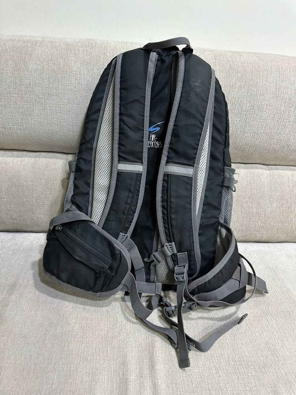 Crivit Hiking
النظافة ٩٥٪؜
السعر 15 
القياسات 

الارتفاع: حوالي 60 سم
 العرض: 40 سم
 العمق 22 سم


**إذا كنت صاحب هذا الإعلان وتريد حذفه لأي سبب، رجاءا أرسل رسالة إلى الدعم الفني**