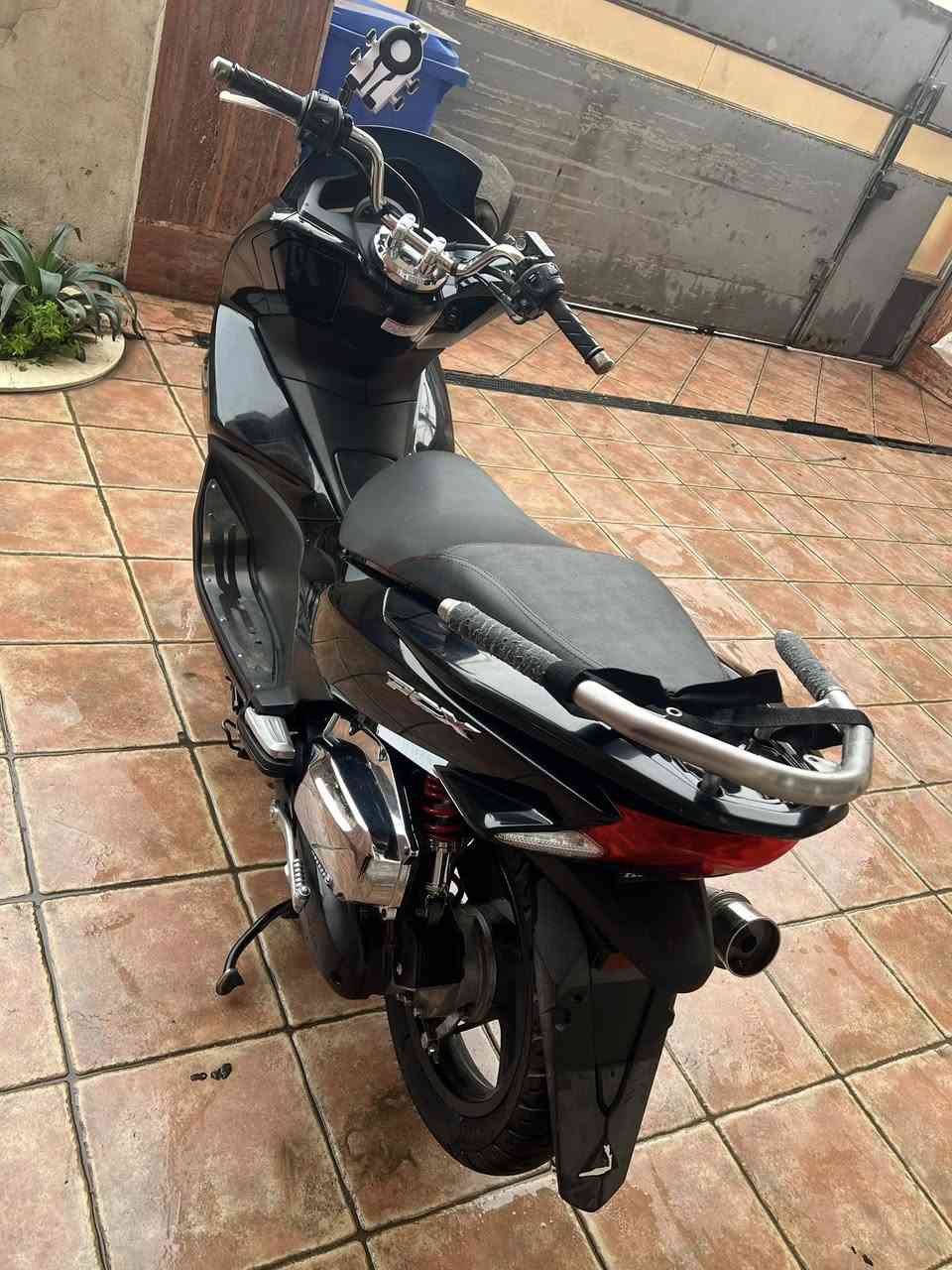 السلام عليكم دراجه للبيع دراجه pcx جيل الثاني 
ماشيه 11,462 الف  حقيقي 

دراجه مال رمبه مكفوله كفاله عامه
 
مكينه ناعمه 125 ياباني برغي واحد ما مفتوح بيه

هندر و صالنصه رياضي دراجه مزوده جايه من اليابان 

تفحص صوره بل مزاد اذا مو نفس الشكل كروتك ع احسابي 

استان كهربائي حساس ازدحام بريك ABS 

سعرها 23 و قابل لتفواض عنواني بغداد البنوك

الرقم ***********
