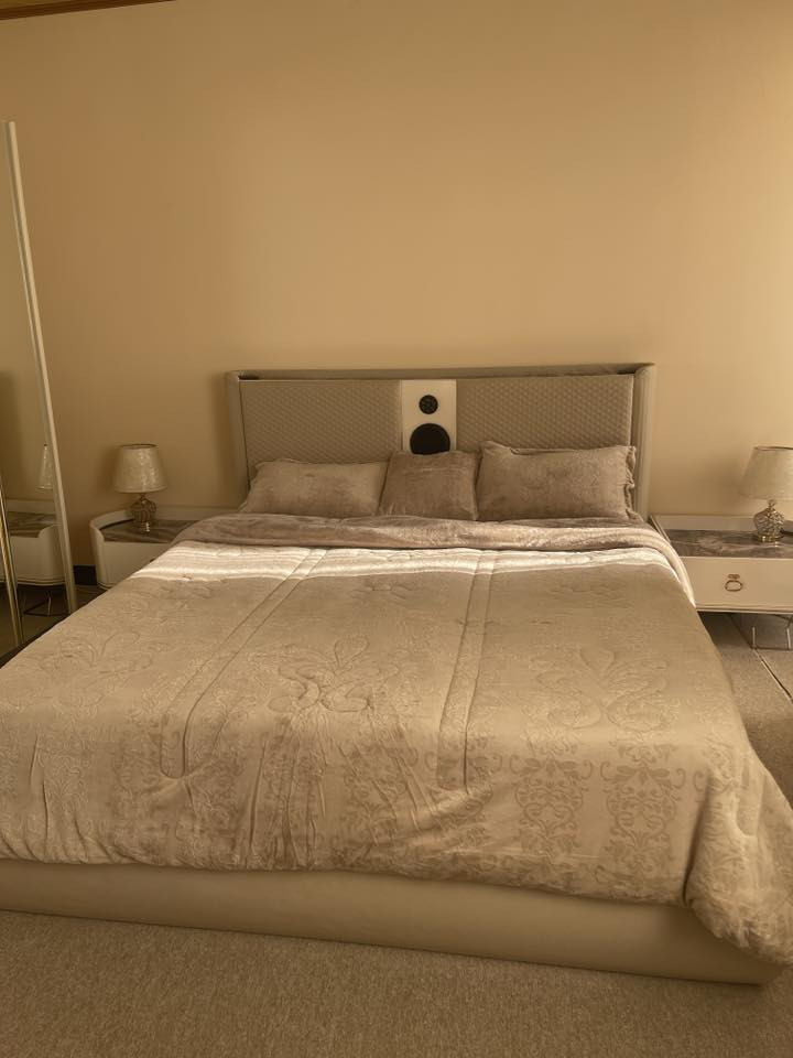 سلام عليكم
غرفة نوم تركي خشي Hdf مع ملحقاتها 
مقاس 200* 220 السرير نظام سماعات 
للاستفسار مراسلة واتساب 
***********
