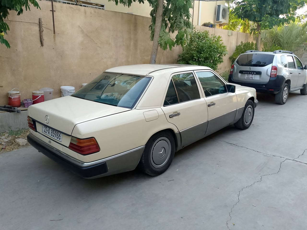 سلام عليكم 
للبيع مارسدس دب موديل 1992
محرك بطه ثنين ونص 
مابيه اي نقص كلشي بيه شغال 
مكاني ديالى بعقوبه تقاطع القدس 
سعره 55
***********
