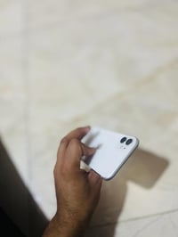 ايفون ١١ عادي لون ابيض مبدل شاشة فقط ذاكرة ١٢٨ بطارية ٨٢ وكلشي موضح يم...