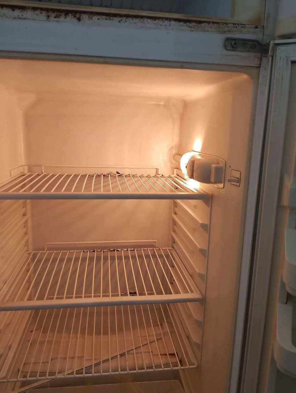 ثلاجه فستل للبيع سعر ٨٠ الف وبيها مجال شارع ابو سمير ***********
