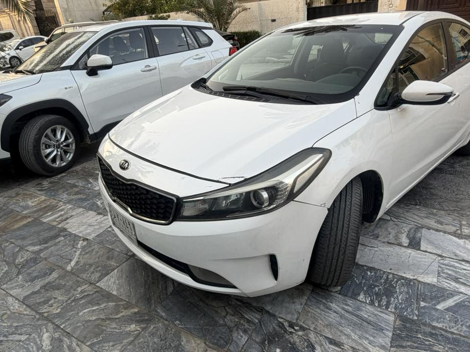 السلام عليكم سيراتو 17 السياره مكفوله بدون صبغ بيه صغات خفيفه وبنيد وجاملغ  مبدل نفس اللون باسمي رقم بغداد  *********** سعره 127 ورقه
