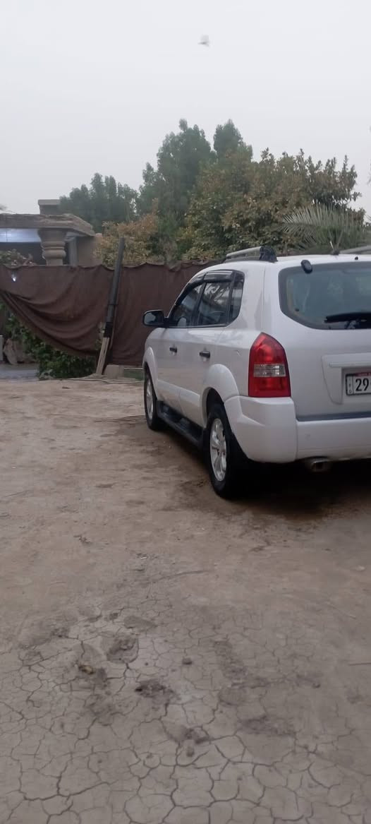 السلام عليكم اخوان توسان للبيع 2009 محرك اربعه سلندر سياره جديده جدا وادامه كامله ترايك وين مايعجبك صبغ بالصفحه وشويه بالقماره أثر صفار وشخوط كفاله من الضربه والفتح اي قطعه برغي مامفتوح بيهه رش خارجي وكلير تجميل فقط سعر105 رقم واسط مميز دولي *********** بالحله وكل الهله بيكم
