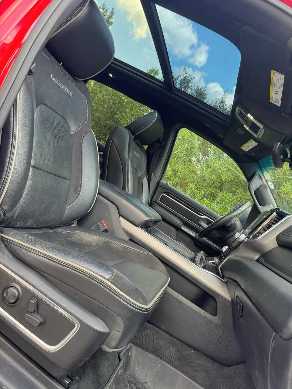 السلام عليكم
من رخصة صاحب الكروب المحترم والاعضاء الكرام كافج 

 رجاء مراسلة او الاتصال على صاحب السياره رقمه بنهاية الاعلان انا مكلف بالنشر 

رام فئة لارامي LARAMIE 
فول الفول مواصفات سياره جدا مميزه محرك 5700 ال 8 سلندر المرغوب 
موديل 2022 

رقم سليمانيه مكانه اربيل // 

ماشيه فقط 22 الف 

المواصفات // 

بانوراما // كشنات جلد مطرز تدفئة وتبريد وستيرن كذلك مختوم لارامي 

تحكمات فول شاشه تيسلا كبيره .. 

فور ويل 4X4 

كشنات خزن .. باب طويل بودي قصير المرغوب .. رادارات حساسات .. كامره متحركة شغال عن بعد والكثير جدا من المواصفات الاخرى 

التفاصيل والضرر .. 

مرفعه السياره من الامام نصبه ماشاء الله كلش روعه .. 

دوسات جوانب غطاء بدي بلاد 

ويل وتاير مميز جدا سبونسرات نفخات جاملغات 

الضرر .. مصبوغه حزام تكم وسقف مكفول فقط حزام وصور الضرر موجوده وكذلك فديو للسياره بكافة التفاصيل عل رقمي الواتساب 

ضرره طخطخات جوانب واضحه بصور امريكا 

محرك كير صدر كل تفاصيلها شرط الفحص محرك برغي ممفتوح بي 

ايرباكات فقط برده طاك يعني دشبول ستيرن مطاك عل وضع الشركة .. 

ااسعر 288 ورقه وبيه مجال بسيط للشراي 

رقم فحص هزه كله جديد مباشرة تحويل باسم المشتري 

للتواصل 

***********  

واتشرف بالجميع 🌺🌺😘😘
