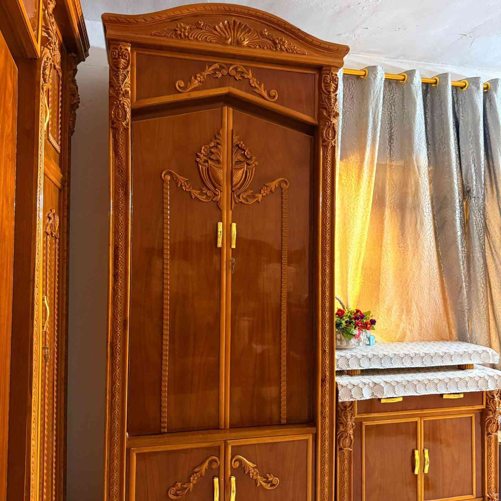 السلام عليكم غرفه صاج ثقيل سبع قطع نظيفه 100% بيها بس فطر بالجامه مال ميزه تواليت صاج ثقيل العنوان الشعب قرب نادي العربي سعر مليون ونص ***********
