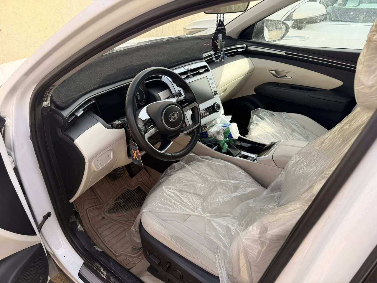 توكسان 23    السعر 215 وبيه مجال بسيط  ***********
