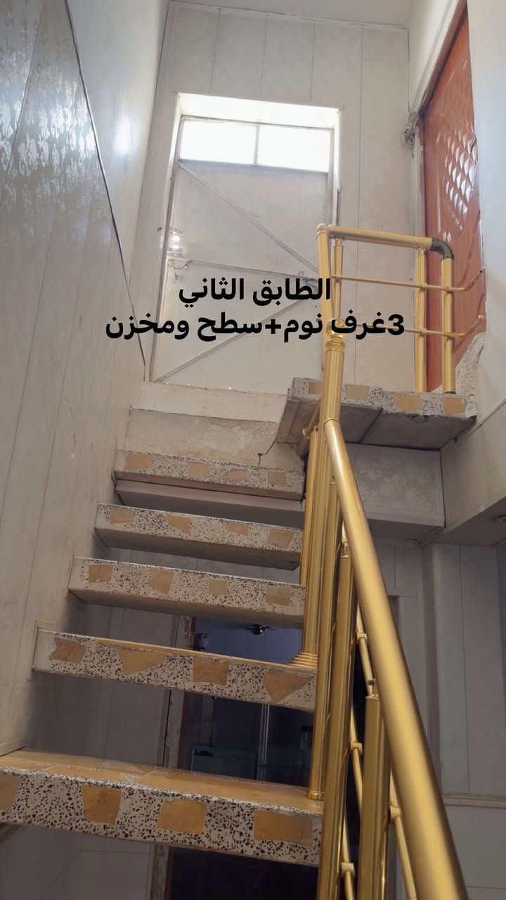 بسم الله بيت للبيع مساحه 96متر خلفي طابو في منطقه الوشاش بناء حديث طابقين الاول استقبال وصاله ومطبخ حمام منور ترك طرمه الثاني 3غرف نوم ومخزن صطح  بسعر مناسب للستفسار صاحب الدار ***********
