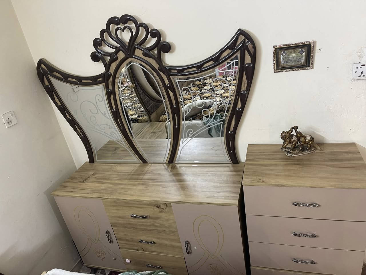 السلام عليكم

غرفه للبيع تركيه 8 قطع نظيفه كلش اخت الجديده المجرات الكنتور كله جديد ما بيها اي كسر ولا خلل نظيفه بمعنى الكلمه اريد ابيعها لان راح اشيل والغرفه صغيره بلبيت الجديد حتى الثريات مالتها شغاله اريدها بمليون وبيها مجال حك الجيه 

هذا رقمي للتواصل *********** او على الخاص
