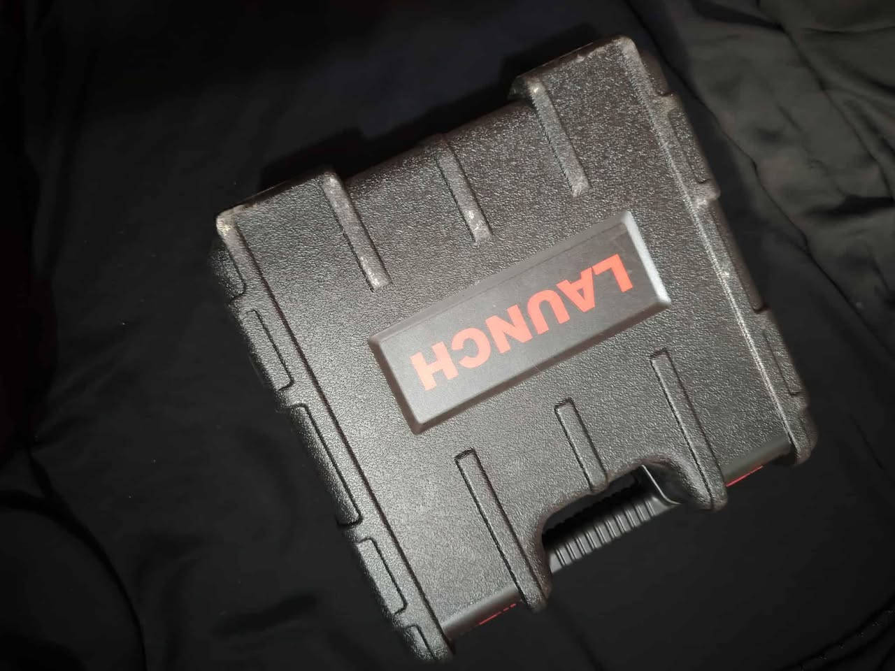 امتلك "عقل" سيارتك BMW مع أقوى جهاز فحص وبرمجة لعام 2025! 🏎️💨
هل سئمت من زيارة الورش في كل مرة يظهر فيها ضوء التحذير؟ إليك Launch Elite 2.0 (نسخة 2025)، الجهاز الذي يمنحك سيطرة كاملة واحترافية على سيارة BMW الخاصة بك، تماماً كما في مراكز الخدمة المعتمدة.
لماذا يعتبر هذا الجهاز "البيعة" الأقوى لك؟
فحص شامل وعميق (Full System): لا يكتفي بالأعطال السطحية، بل يدخل في عمق جميع أنظمة السيارة (المحرك، القير، الفرامل، الوسائد الهوائية).
برمجة وتكويد الـ ECU: يمكنك الآن القيام بعملية ECU Coding وتعديل خصائص السيارة التي كانت تتطلب خبيراً.
اختبارات الأداء الحية (Active Test): اختبر كل قطعة في سيارتك بشكل منفصل للتأكد من سلامتها قبل تغييرها.
تحديث مجاني للأبد (Free Lifetime Update): استثمر مرة واحدة واحصل على أحدث التحديثات لسيارات BMW مجاناً مدى الحياة.
خدمات الصيانة الشاملة (All Service): يتضمن كل ما تحتاجه من تصفير عداد الزيت، معايرة الفرامل، برمجة البطارية، وغيرها الكثير.
لمن هذا الجهاز؟
✅ لأصحاب سيارات BMW: وفر آلاف الريالات/الدنانير واكتشف أعطال سيارتك بنفسك.
✅ لأصحاب الورش: ارفع من مستوى خدماتك وقدم فحصاً دقيقاً وسريعاً لعملائك بأحدث تقنيات 2025.
💰 العرض الخاص: احصل على نسخة 2025 الأصلية الآن بـ [125,000] واستمتع بدعم فني وتحديثات مجانية!
📍 متوفر للتسليم الفوري | الكمية محدودة جداً!
📞 للطلب أو الاستفسار، تواصل معنا عبر الخاص أو واتساب: [***********]
