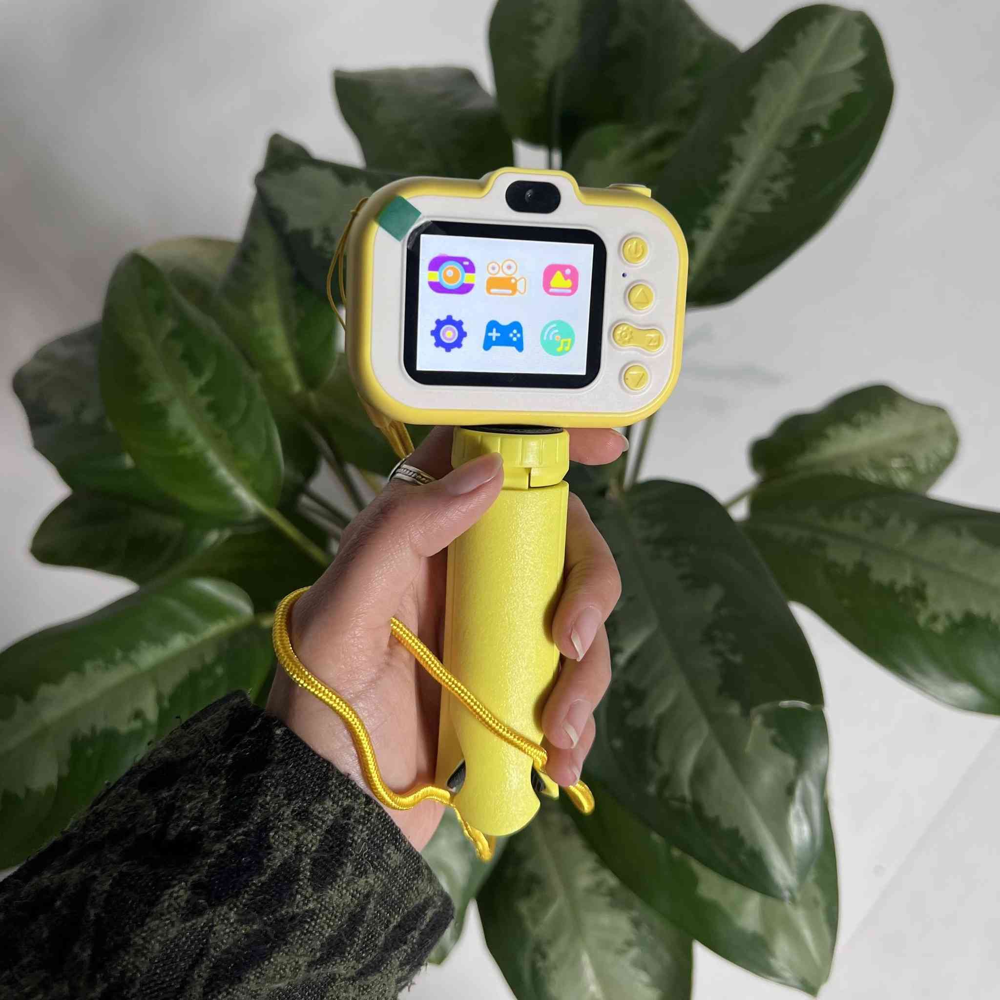 كاميرا الأطفال الرقمية مع شاشة 2 إنش وألعاب مدمجة

• كاميرا رقمية مصممة للأطفال تتيح التقاط الصور وتسجيل الفيديو بسهولة مع شاشة ملونة لعرض المحتوى مباشرة.

• التقاط الصور وتسجيل الفيديو – تدعم التقاط الصور وتصوير الفيديو عبر زر التصوير المخصص.

• شاشة ملونة 2 إنش – شاشة TFT لعرض الصور والفيديو ومراجعتها مباشرة من الكاميرا.

• ذاكرة قابلة للتوسعة – تدعم بطاقة TF (Micro SD) من 4GB إلى 32GB لحفظ الصور والفيديو.

• ألعاب مدمجة – تحتوي على 5 ألعاب مدمجة داخل الكاميرا.

محتويات العلبة:
 • كاميرا الأطفال
 • كابل شحن
 • حبل تعليق (Lanyard)
 •ستاند تثبيت
 • دليل الاستخدام (Manual)
السعر 25الف
التوصيل🚚 كافه انحاء العراق


**إذا كنت صاحب هذا الإعلان وتريد حذفه لأي سبب، رجاءا أرسل رسالة إلى الدعم الفني**