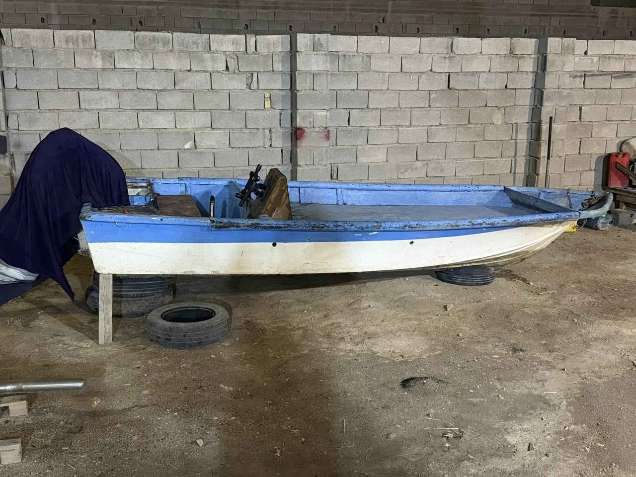 السلام عليكم طراد طول 5 متر عرض2 متر للبيع سعر مليون بس طراد بدون مكينه للتواصل واتساب فقط*********** عنواني البصره ابو الخصيب
