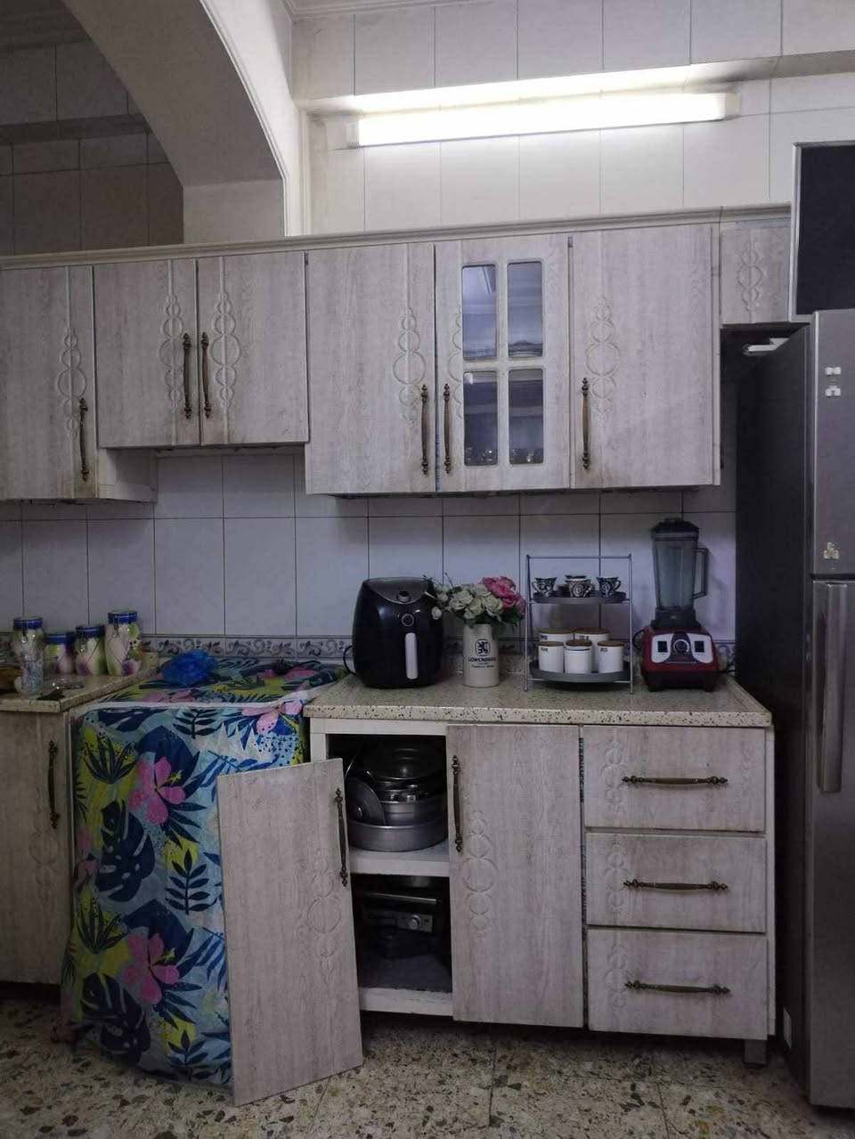 السلام عليكم كاونتر مستعمل للبيع نظيف فقط باب وحدة مخلوعة طابقين كبير السطح مرمر الداخل المنيوم والخارج (الابواب) MDF ام دي اف السعر ٣٠٠ الف وبي مجال


**إذا كنت صاحب هذا الإعلان وتريد حذفه لأي سبب، رجاءا أرسل رسالة إلى الدعم الفني**